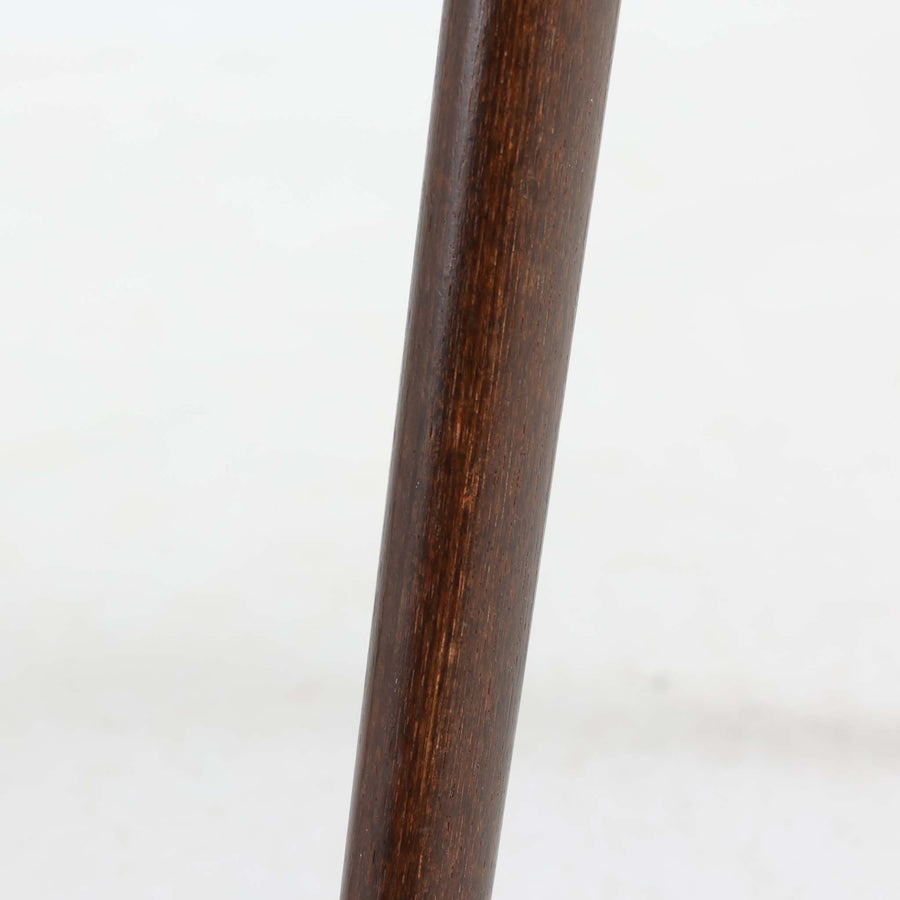 デンマークのデザイナー、Kai Kristiansen（カイ・クリスチャンセン）による「コンパスチェア」。SVA Mobler社より製造された代表作のひとつです。名の通りコンパスの脚を思わせる美しい角度を持つフレーム構造が特徴で、木部にはステイン塗装された濃い色味のオーク材が使用されています。背もたれからアームへと流れるようなラインが柔らかく、身体を包み込むような快適な座り心地を実現。落ち着いたグレーの張地が空間に馴染みます。北欧デザインの美と機能が融合した名作チェアです。