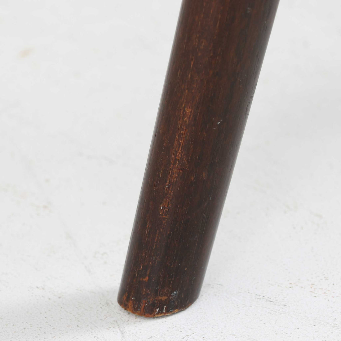 デンマークのデザイナー、Kai Kristiansen（カイ・クリスチャンセン）による「コンパスチェア」。SVA Mobler社より製造された代表作のひとつです。名の通りコンパスの脚を思わせる美しい角度を持つフレーム構造が特徴で、木部にはステイン塗装された濃い色味のオーク材が使用されています。背もたれからアームへと流れるようなラインが柔らかく、身体を包み込むような快適な座り心地を実現。落ち着いたグレーの張地が空間に馴染みます。北欧デザインの美と機能が融合した名作チェアです。