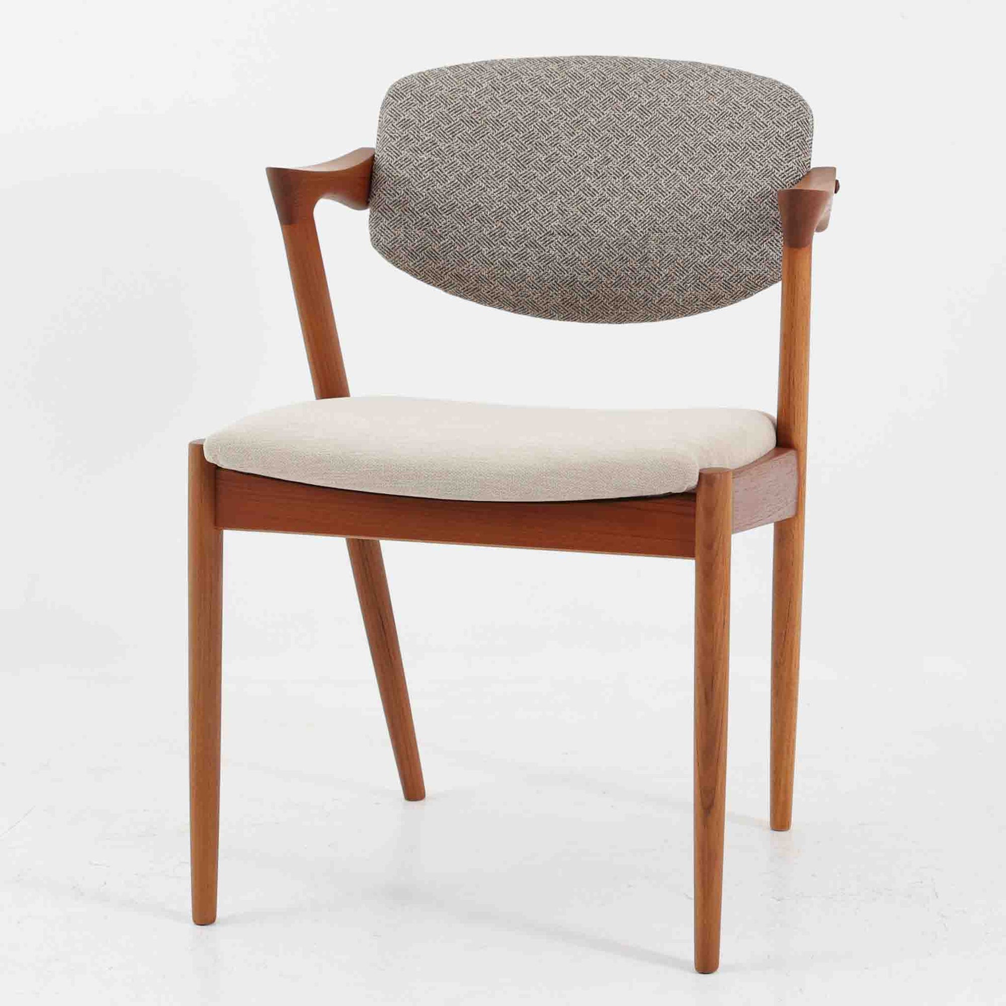 北欧より買い付けました。ハーフアームが特徴的なKai KristiansenデザインのNo42チェアは、デスクやダイニングテーブルに綺麗に収納する事が出来ます。現在復刻品が出ておりますが、チーク材フレームは復刻されておらず、希少な商品です。座面と背もたれは、内部のウレタンを厚みのある物に交換後、新しい生地で張替えておりますので快適な座り心地です。