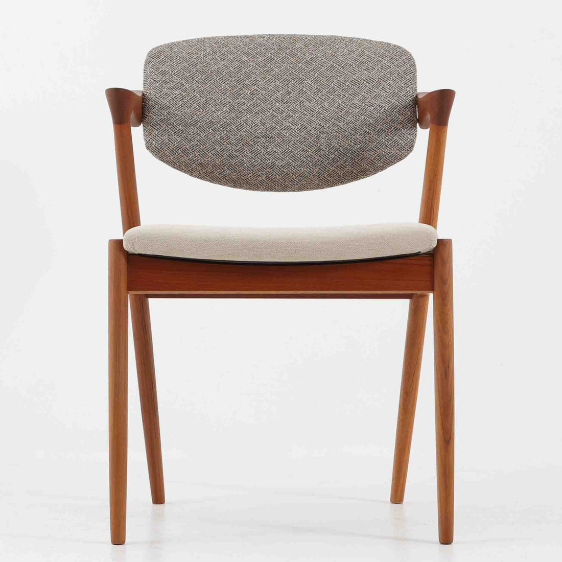 北欧より買い付けました。ハーフアームが特徴的なKai KristiansenデザインのNo42チェアは、デスクやダイニングテーブルに綺麗に収納する事が出来ます。現在復刻品が出ておりますが、チーク材フレームは復刻されておらず、希少な商品です。座面と背もたれは、内部のウレタンを厚みのある物に交換後、新しい生地で張替えておりますので快適な座り心地です。