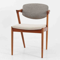 北欧より買い付けました。ハーフアームが特徴的なKai KristiansenデザインのNo42チェアは、デスクやダイニングテーブルに綺麗に収納する事が出来ます。現在復刻品が出ておりますが、チーク材フレームは復刻されておらず、希少な商品です。座面と背もたれは、内部のウレタンを厚みのある物に交換後、新しい生地で張替えておりますので快適な座り心地です。