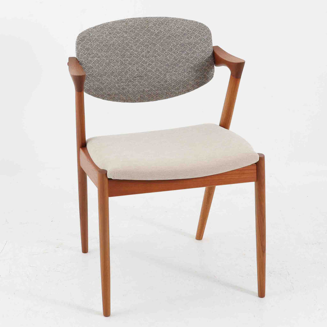 北欧より買い付けました。ハーフアームが特徴的なKai KristiansenデザインのNo42チェアは、デスクやダイニングテーブルに綺麗に収納する事が出来ます。現在復刻品が出ておりますが、チーク材フレームは復刻されておらず、希少な商品です。座面と背もたれは、内部のウレタンを厚みのある物に交換後、新しい生地で張替えておりますので快適な座り心地です。