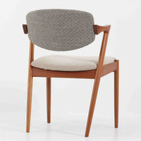 北欧より買い付けました。ハーフアームが特徴的なKai KristiansenデザインのNo42チェアは、デスクやダイニングテーブルに綺麗に収納する事が出来ます。現在復刻品が出ておりますが、チーク材フレームは復刻されておらず、希少な商品です。座面と背もたれは、内部のウレタンを厚みのある物に交換後、新しい生地で張替えておりますので快適な座り心地です。