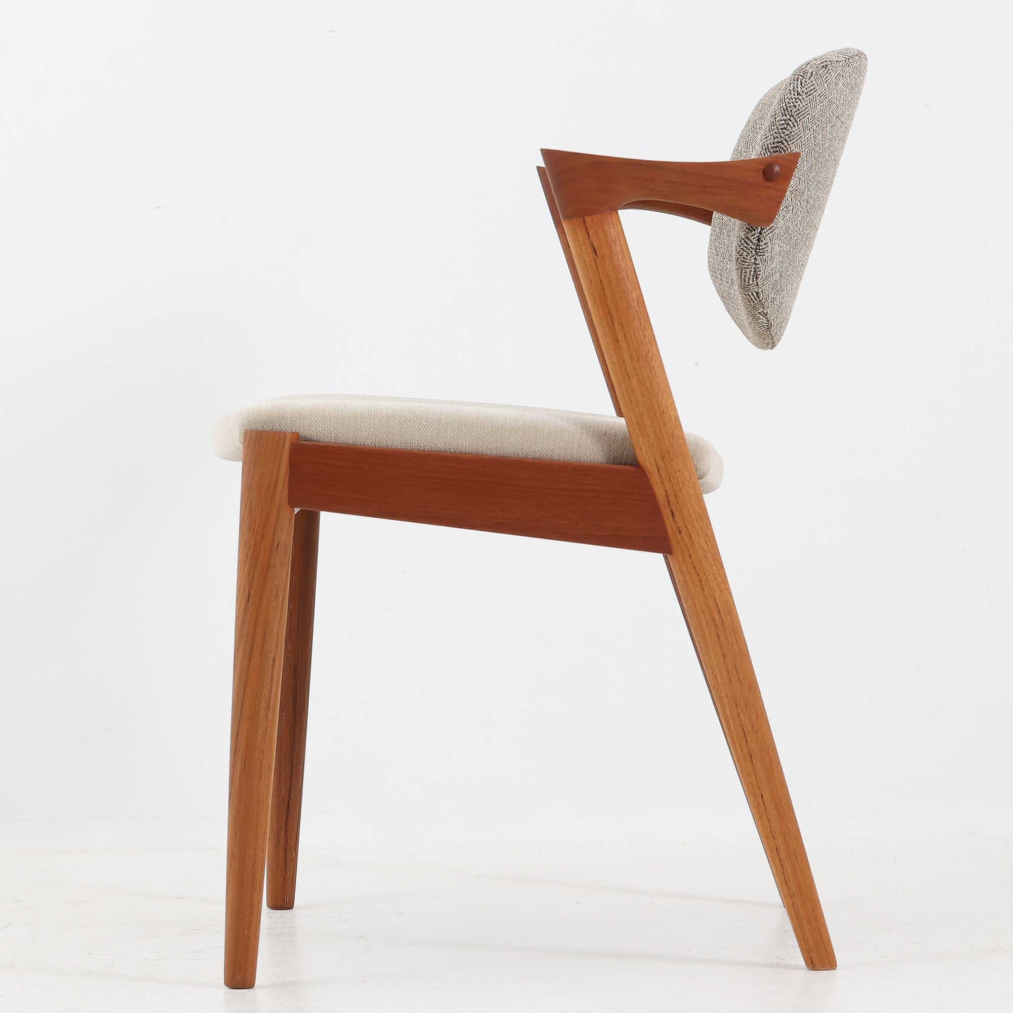 北欧より買い付けました。ハーフアームが特徴的なKai KristiansenデザインのNo42チェアは、デスクやダイニングテーブルに綺麗に収納する事が出来ます。現在復刻品が出ておりますが、チーク材フレームは復刻されておらず、希少な商品です。座面と背もたれは、内部のウレタンを厚みのある物に交換後、新しい生地で張替えておりますので快適な座り心地です。