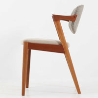 北欧より買い付けました。ハーフアームが特徴的なKai KristiansenデザインのNo42チェアは、デスクやダイニングテーブルに綺麗に収納する事が出来ます。現在復刻品が出ておりますが、チーク材フレームは復刻されておらず、希少な商品です。座面と背もたれは、内部のウレタンを厚みのある物に交換後、新しい生地で張替えておりますので快適な座り心地です。