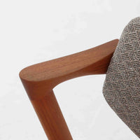 北欧より買い付けました。ハーフアームが特徴的なKai KristiansenデザインのNo42チェアは、デスクやダイニングテーブルに綺麗に収納する事が出来ます。現在復刻品が出ておりますが、チーク材フレームは復刻されておらず、希少な商品です。座面と背もたれは、内部のウレタンを厚みのある物に交換後、新しい生地で張替えておりますので快適な座り心地です。