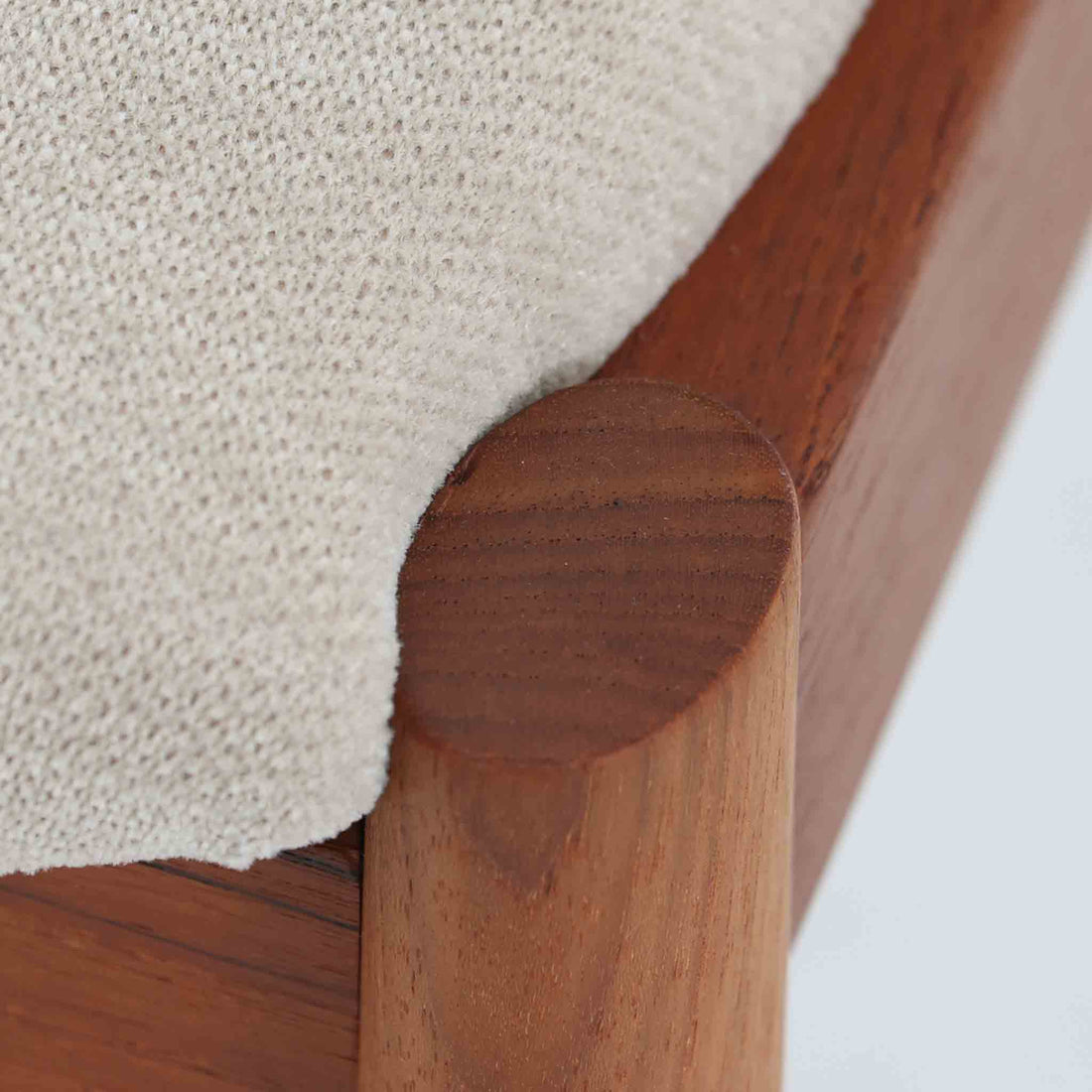 北欧より買い付けました。ハーフアームが特徴的なKai KristiansenデザインのNo42チェアは、デスクやダイニングテーブルに綺麗に収納する事が出来ます。現在復刻品が出ておりますが、チーク材フレームは復刻されておらず、希少な商品です。座面と背もたれは、内部のウレタンを厚みのある物に交換後、新しい生地で張替えておりますので快適な座り心地です。