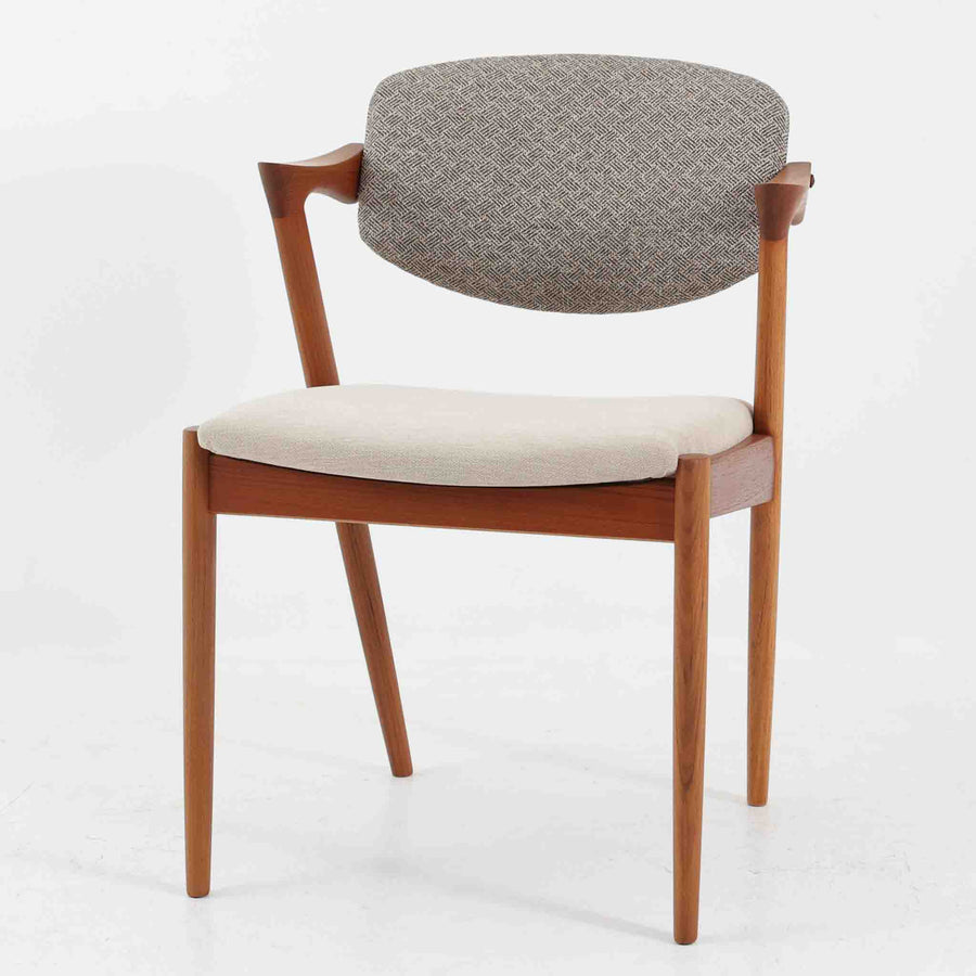 北欧より買い付けました。ハーフアームが特徴的なKai KristiansenデザインのNo42チェアは、デスクやダイニングテーブルに綺麗に収納する事が出来ます。現在復刻品が出ておりますが、チーク材フレームは復刻されておらず、希少な商品です。座面と背もたれは、内部のウレタンを厚みのある物に交換後、新しい生地で張替えておりますので快適な座り心地です。