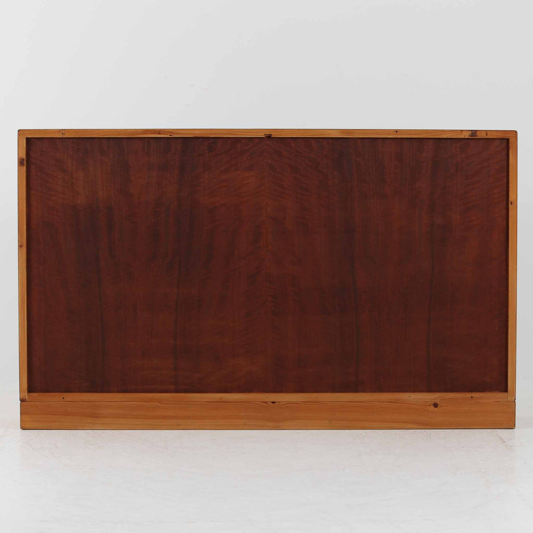 Borge Mogensen（ボーエ・モーエンセン）によるFDB社製のブックシェルフです。良質なオーク材で、温かみのある色合いと堅牢な造りが魅力です。幅122cmのワイドなサイズで、書籍や雑誌の収納はもちろん、オブジェやコレクションのディスプレイにも適しています。シンプルで直線的なフォルムは北欧家具らしい機能美を感じさせ、経年によって増した深い色艶がビンテージならではの存在感を放ちます。書斎やリビングにおいて実用性と美観を兼ね備えた一台です。