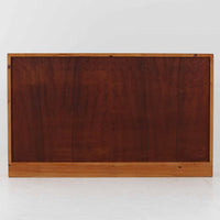 Borge Mogensen（ボーエ・モーエンセン）によるFDB社製のブックシェルフです。良質なオーク材で、温かみのある色合いと堅牢な造りが魅力です。幅122cmのワイドなサイズで、書籍や雑誌の収納はもちろん、オブジェやコレクションのディスプレイにも適しています。シンプルで直線的なフォルムは北欧家具らしい機能美を感じさせ、経年によって増した深い色艶がビンテージならではの存在感を放ちます。書斎やリビングにおいて実用性と美観を兼ね備えた一台です。