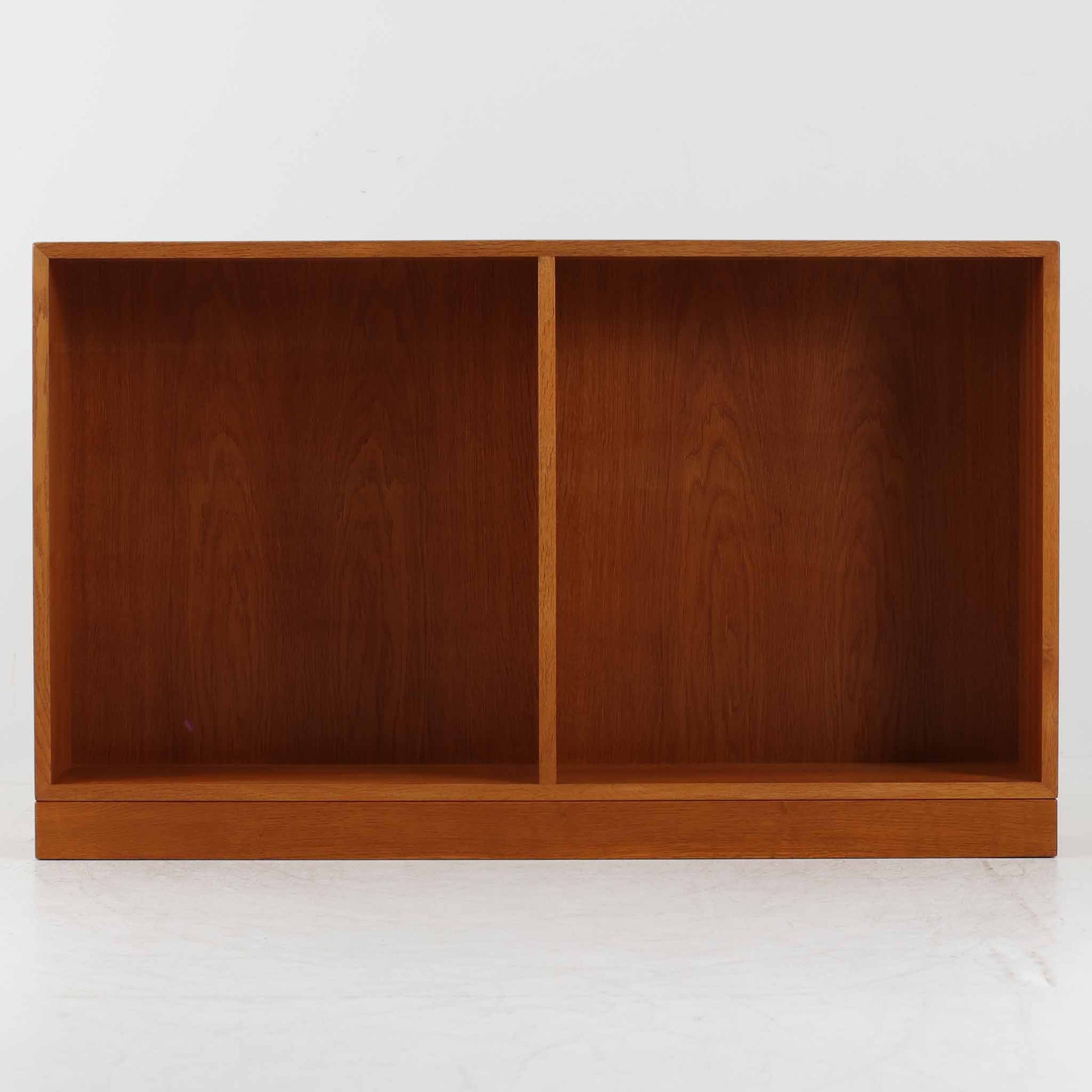 Borge Mogensen（ボーエ・モーエンセン）によるFDB社製のブックシェルフです。良質なオーク材で、温かみのある色合いと堅牢な造りが魅力です。幅122cmのワイドなサイズで、書籍や雑誌の収納はもちろん、オブジェやコレクションのディスプレイにも適しています。シンプルで直線的なフォルムは北欧家具らしい機能美を感じさせ、経年によって増した深い色艶がビンテージならではの存在感を放ちます。書斎やリビングにおいて実用性と美観を兼ね備えた一台です。