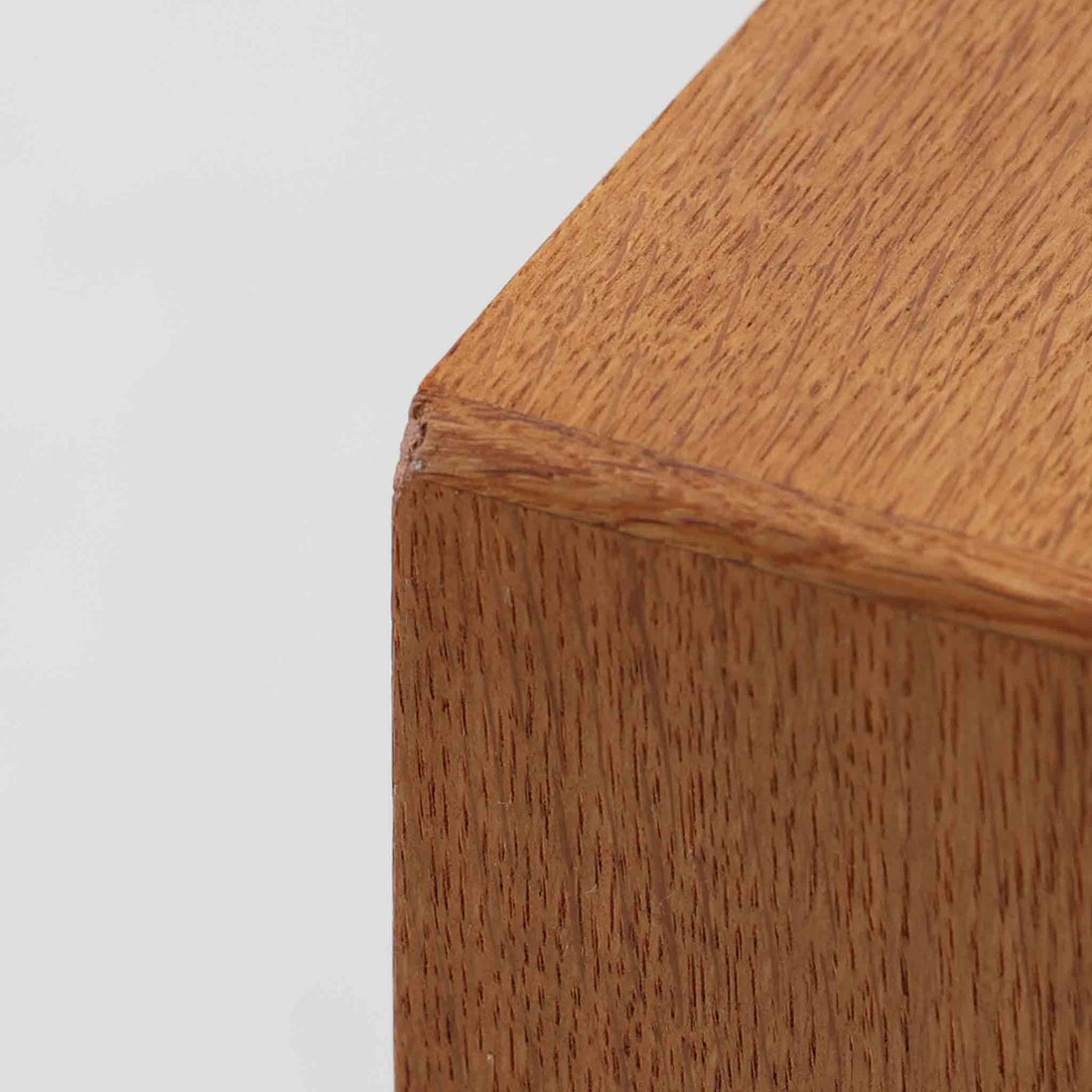 Borge Mogensen（ボーエ・モーエンセン）によるFDB社製のブックシェルフです。良質なオーク材で、温かみのある色合いと堅牢な造りが魅力です。幅122cmのワイドなサイズで、書籍や雑誌の収納はもちろん、オブジェやコレクションのディスプレイにも適しています。シンプルで直線的なフォルムは北欧家具らしい機能美を感じさせ、経年によって増した深い色艶がビンテージならではの存在感を放ちます。書斎やリビングにおいて実用性と美観を兼ね備えた一台です。