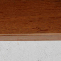 Borge Mogensen（ボーエ・モーエンセン）によるFDB社製のブックシェルフです。良質なオーク材で、温かみのある色合いと堅牢な造りが魅力です。幅122cmのワイドなサイズで、書籍や雑誌の収納はもちろん、オブジェやコレクションのディスプレイにも適しています。シンプルで直線的なフォルムは北欧家具らしい機能美を感じさせ、経年によって増した深い色艶がビンテージならではの存在感を放ちます。書斎やリビングにおいて実用性と美観を兼ね備えた一台です。