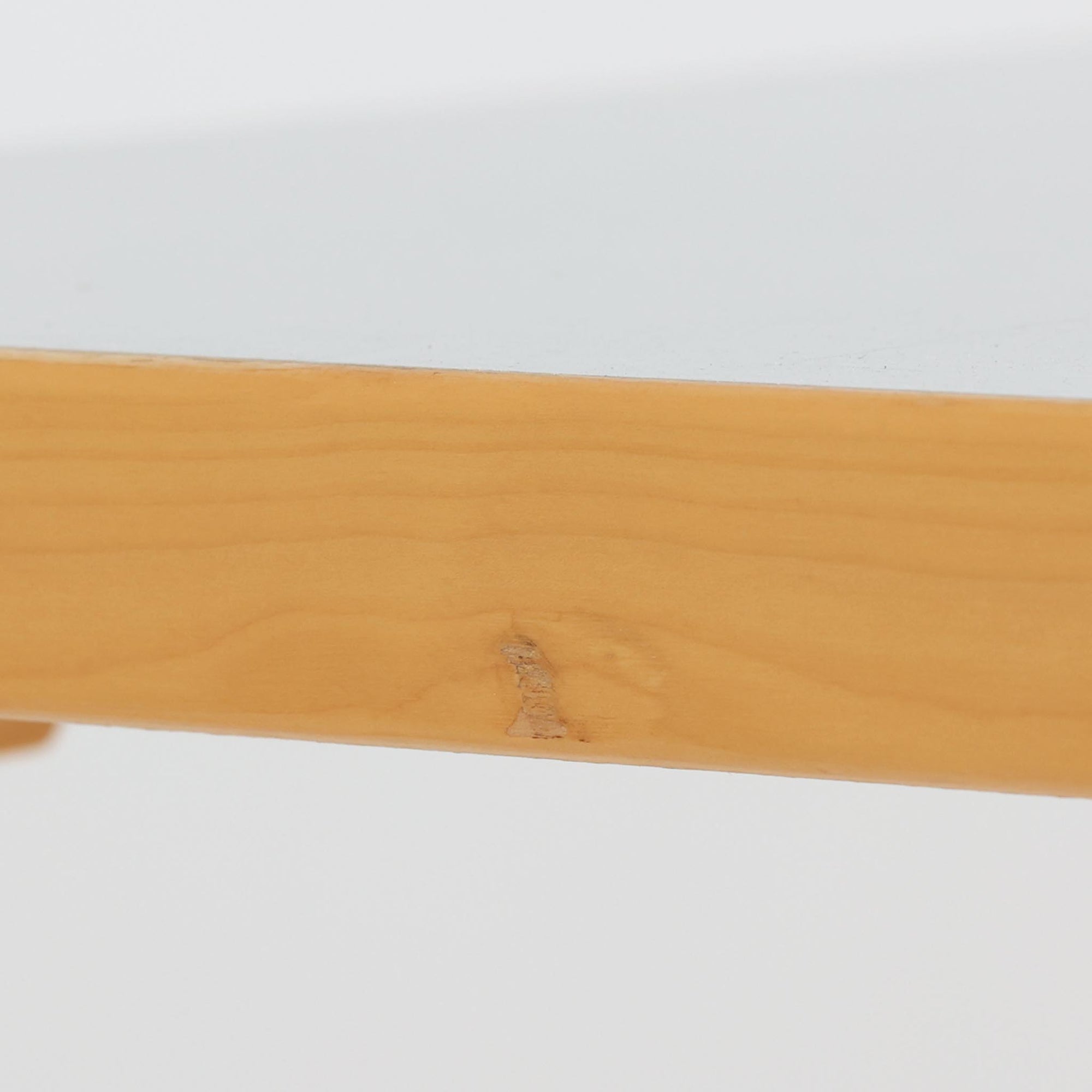 Alvar AaltoがデザインしArtek社より製造されたこちらのダイニングテーブルは、天板に落ち着いたグレートーンのリノリウム、脚部に美しい木肌のバーチ材を用いた北欧モダンデザインの名作で、L字型に曲げられた脚部がアアルトらしい柔らかな造形美を感じさせます。幅120cmの使い勝手のよいサイズ感で、ダイニングやワークスペースにもしっくりと馴染み、天板裏面には脚の付け替え跡が見られ、アアルト製品が多く採用されていたデンマークの公共施設で丁寧に使用されていた個体です。機能美と素材感のバランスに優れた一台です。