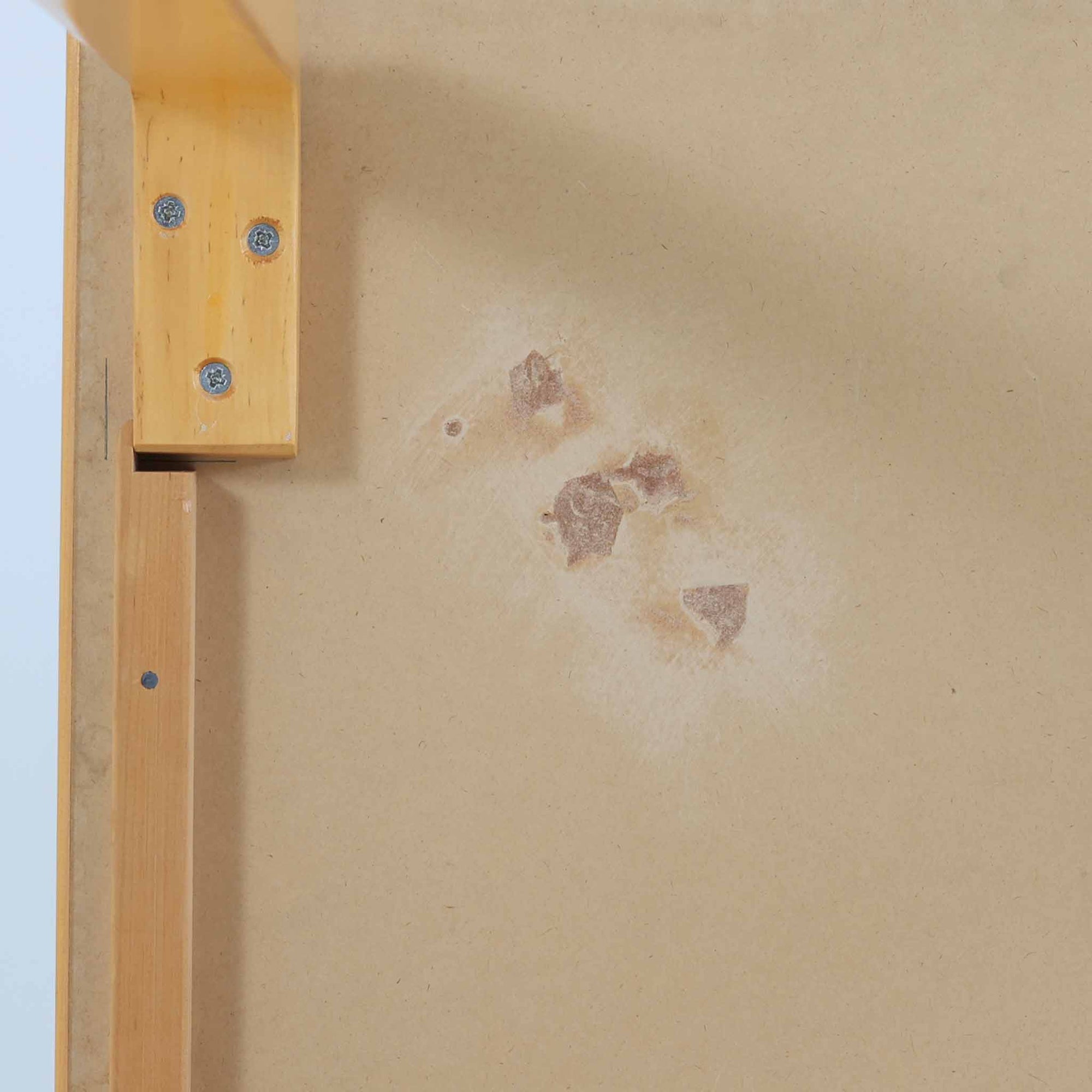 Alvar AaltoがデザインしArtek社より製造されたこちらのダイニングテーブルは、天板に落ち着いたグレートーンのリノリウム、脚部に美しい木肌のバーチ材を用いた北欧モダンデザインの名作で、L字型に曲げられた脚部がアアルトらしい柔らかな造形美を感じさせます。幅120cmの使い勝手のよいサイズ感で、ダイニングやワークスペースにもしっくりと馴染み、天板裏面には脚の付け替え跡が見られ、アアルト製品が多く採用されていたデンマークの公共施設で丁寧に使用されていた個体です。機能美と素材感のバランスに優れた一台です。