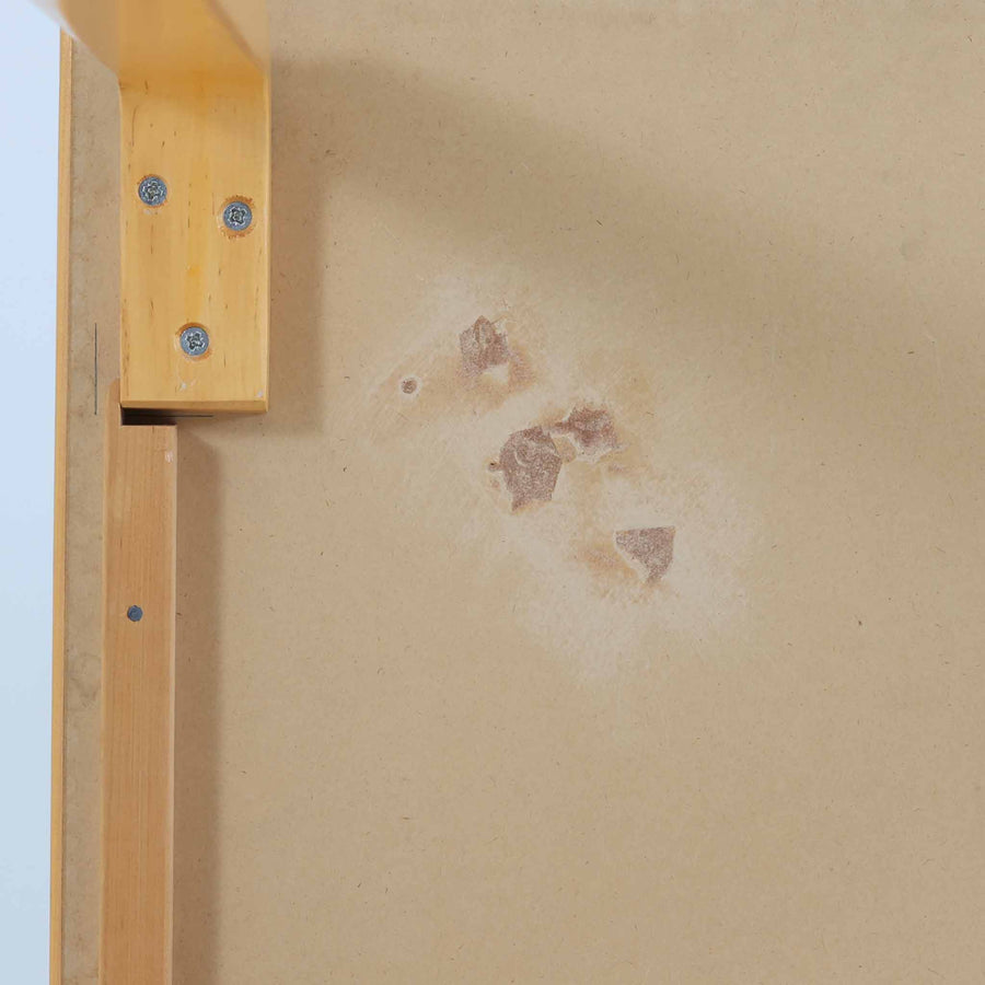 Alvar AaltoがデザインしArtek社より製造されたこちらのダイニングテーブルは、天板に落ち着いたグレートーンのリノリウム、脚部に美しい木肌のバーチ材を用いた北欧モダンデザインの名作で、L字型に曲げられた脚部がアアルトらしい柔らかな造形美を感じさせます。幅120cmの使い勝手のよいサイズ感で、ダイニングやワークスペースにもしっくりと馴染み、機能美と素材感のバランスに優れた一台です。