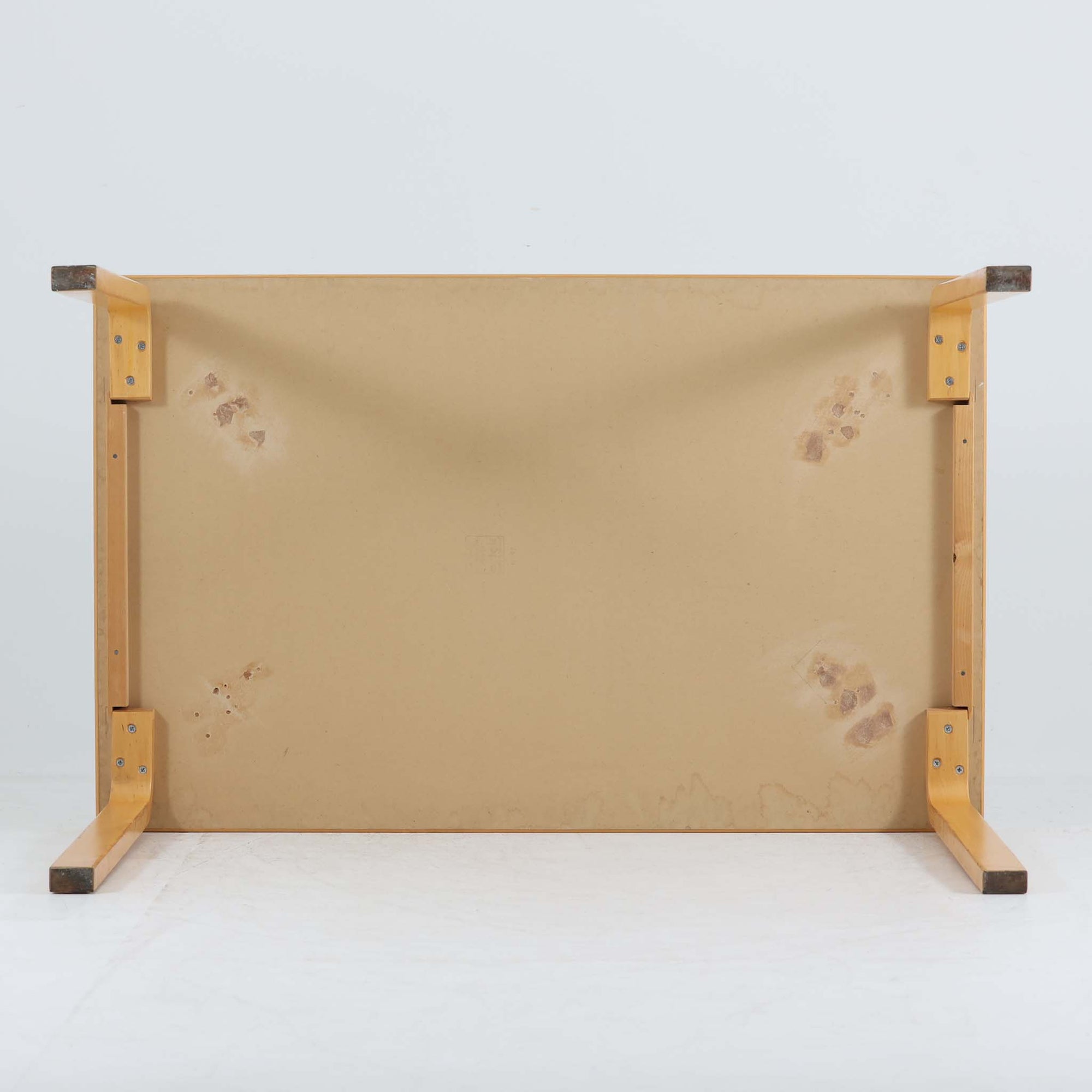 Alvar AaltoがデザインしArtek社より製造されたこちらのダイニングテーブルは、天板に落ち着いたグレートーンのリノリウム、脚部に美しい木肌のバーチ材を用いた北欧モダンデザインの名作で、L字型に曲げられた脚部がアアルトらしい柔らかな造形美を感じさせます。幅120cmの使い勝手のよいサイズ感で、ダイニングやワークスペースにもしっくりと馴染み、天板裏面には脚の付け替え跡が見られ、アアルト製品が多く採用されていたデンマークの公共施設で丁寧に使用されていた個体です。機能美と素材感のバランスに優れた一台です。