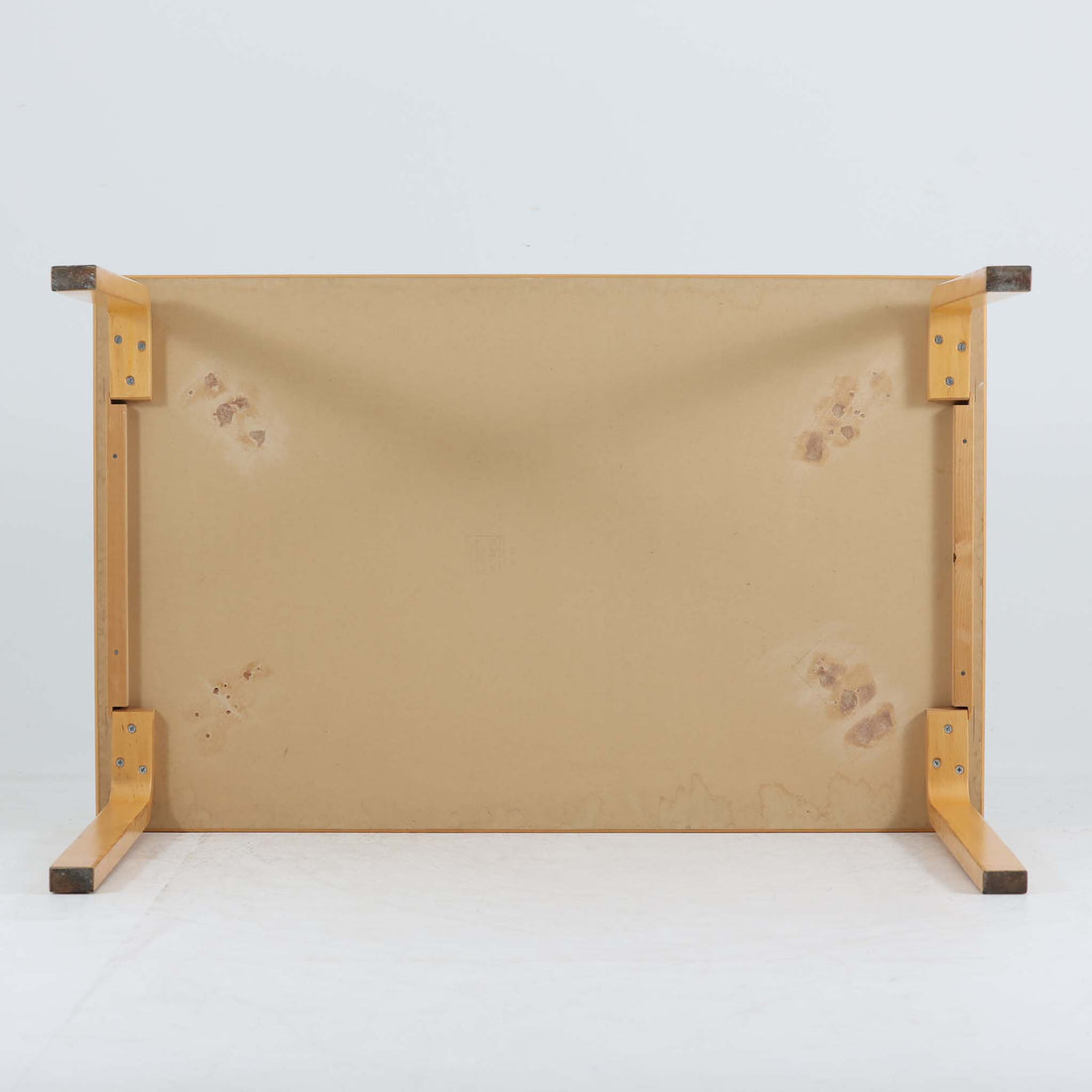Alvar AaltoがデザインしArtek社より製造されたこちらのダイニングテーブルは、天板に落ち着いたグレートーンのリノリウム、脚部に美しい木肌のバーチ材を用いた北欧モダンデザインの名作で、L字型に曲げられた脚部がアアルトらしい柔らかな造形美を感じさせます。幅120cmの使い勝手のよいサイズ感で、ダイニングやワークスペースにもしっくりと馴染み、機能美と素材感のバランスに優れた一台です。
