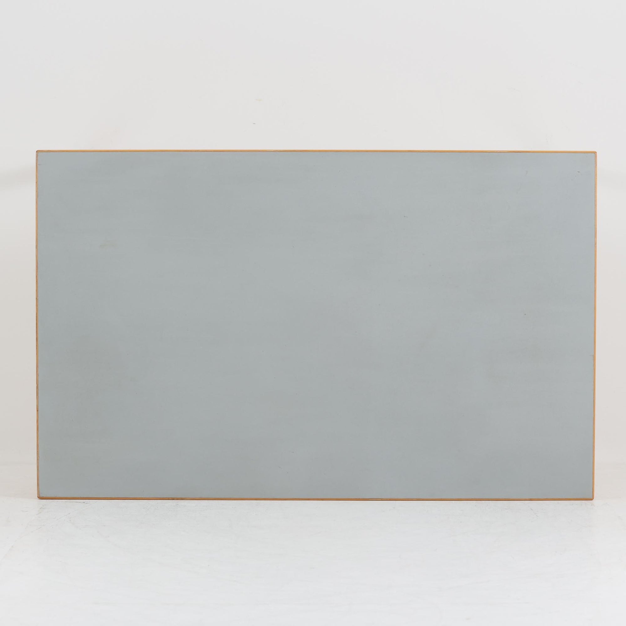 Alvar AaltoがデザインしArtek社より製造されたこちらのダイニングテーブルは、天板に落ち着いたグレートーンのリノリウム、脚部に美しい木肌のバーチ材を用いた北欧モダンデザインの名作で、L字型に曲げられた脚部がアアルトらしい柔らかな造形美を感じさせます。幅120cmの使い勝手のよいサイズ感で、ダイニングやワークスペースにもしっくりと馴染み、天板裏面には脚の付け替え跡が見られ、アアルト製品が多く採用されていたデンマークの公共施設で丁寧に使用されていた個体です。機能美と素材感のバランスに優れた一台です。