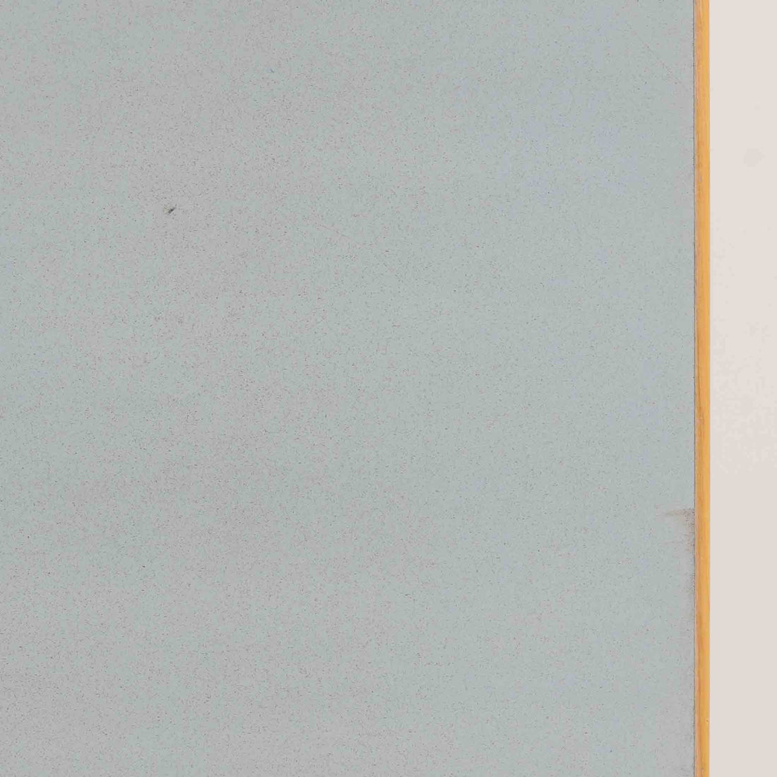 Alvar AaltoがデザインしArtek社より製造されたこちらのダイニングテーブルは、天板に落ち着いたグレートーンのリノリウム、脚部に美しい木肌のバーチ材を用いた北欧モダンデザインの名作で、L字型に曲げられた脚部がアアルトらしい柔らかな造形美を感じさせます。幅120cmの使い勝手のよいサイズ感で、ダイニングやワークスペースにもしっくりと馴染み、機能美と素材感のバランスに優れた一台です。