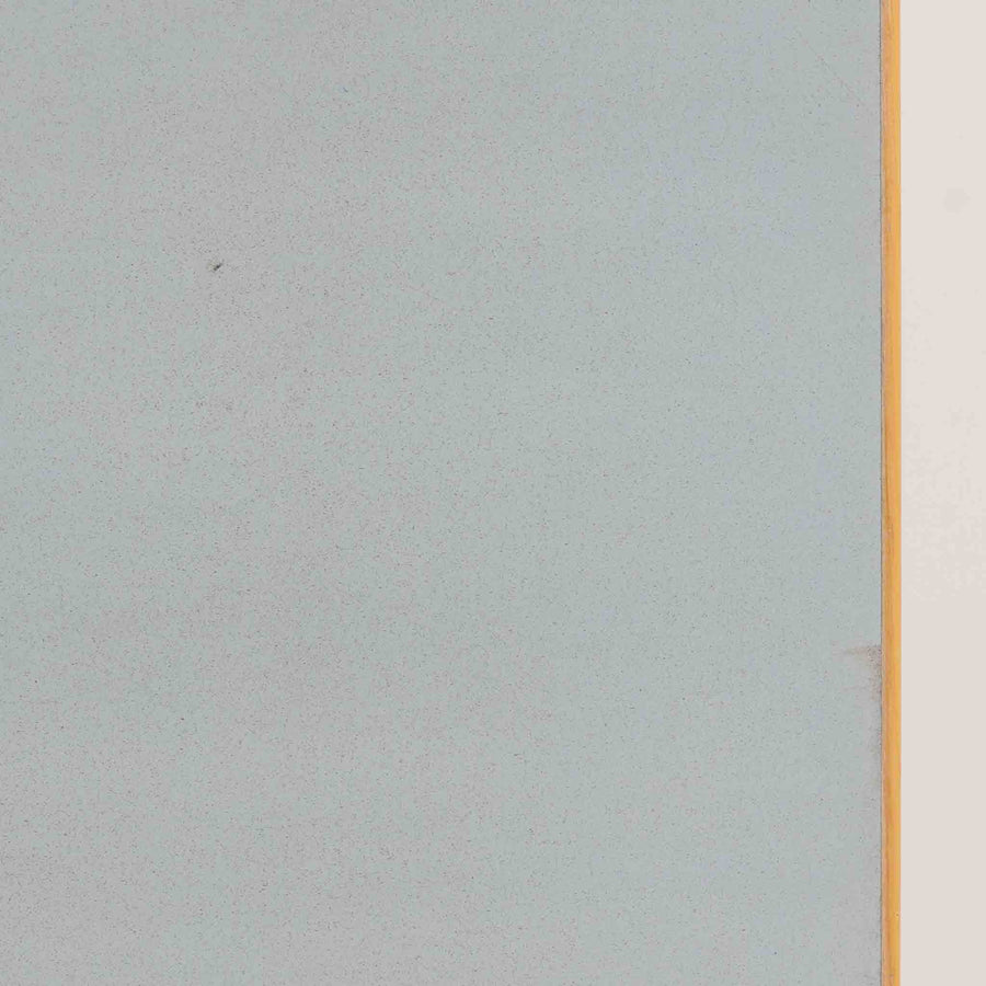 Alvar AaltoがデザインしArtek社より製造されたこちらのダイニングテーブルは、天板に落ち着いたグレートーンのリノリウム、脚部に美しい木肌のバーチ材を用いた北欧モダンデザインの名作で、L字型に曲げられた脚部がアアルトらしい柔らかな造形美を感じさせます。幅120cmの使い勝手のよいサイズ感で、ダイニングやワークスペースにもしっくりと馴染み、機能美と素材感のバランスに優れた一台です。