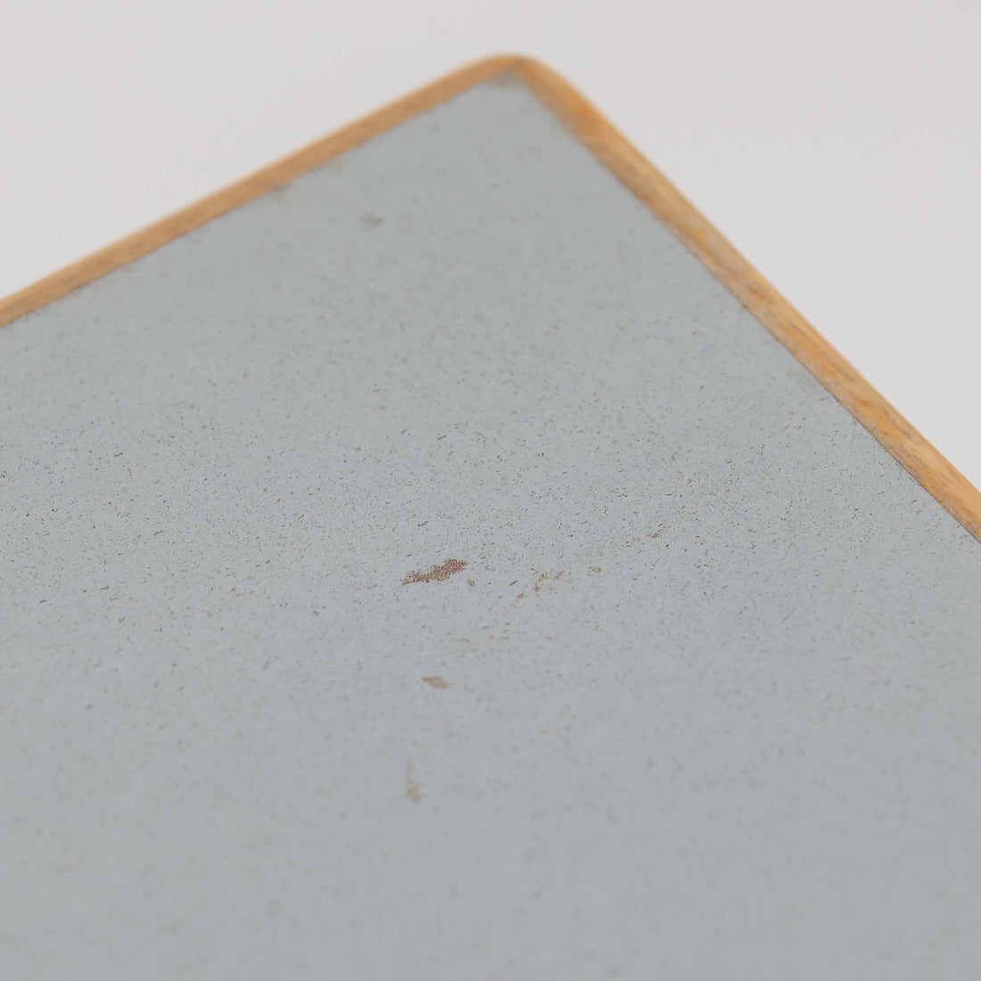 Alvar AaltoがデザインしArtek社より製造されたこちらのダイニングテーブルは、天板に落ち着いたグレートーンのリノリウム、脚部に美しい木肌のバーチ材を用いた北欧モダンデザインの名作で、L字型に曲げられた脚部がアアルトらしい柔らかな造形美を感じさせます。幅120cmの使い勝手のよいサイズ感で、ダイニングやワークスペースにもしっくりと馴染み、機能美と素材感のバランスに優れた一台です。