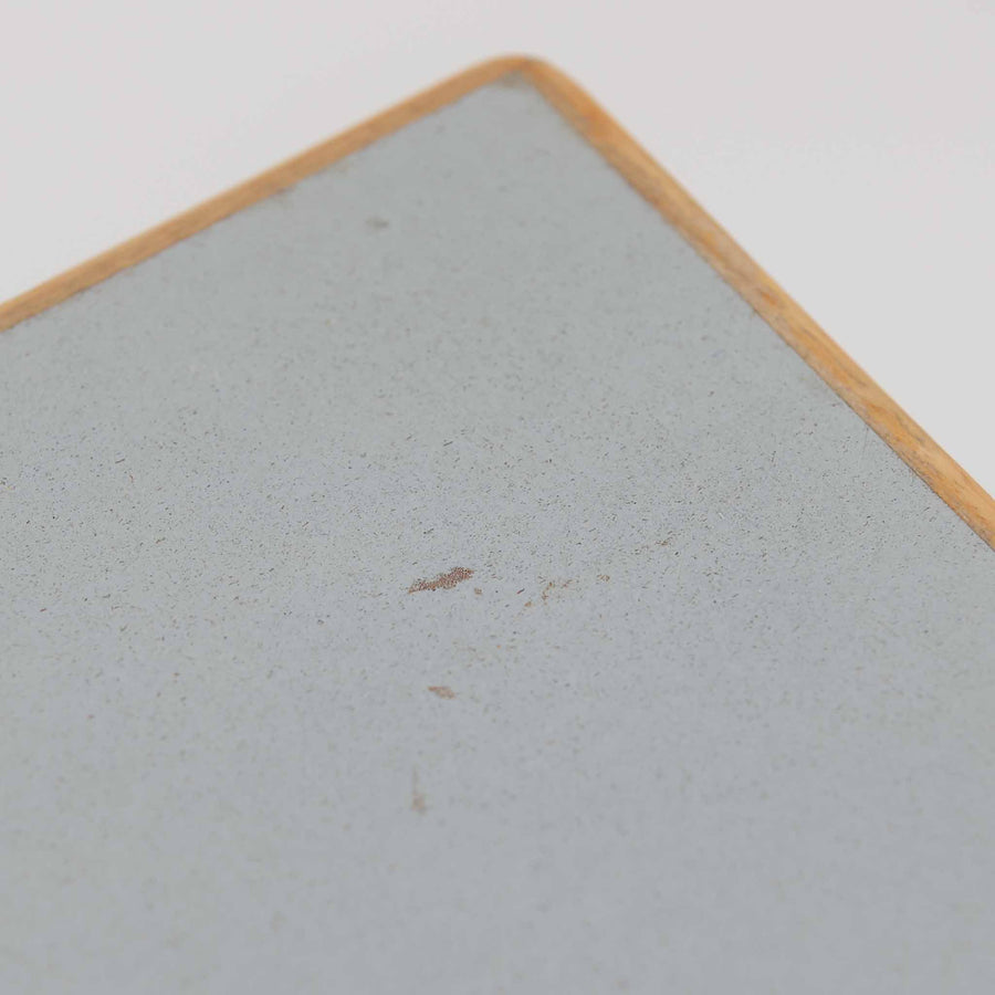 Alvar AaltoがデザインしArtek社より製造されたこちらのダイニングテーブルは、天板に落ち着いたグレートーンのリノリウム、脚部に美しい木肌のバーチ材を用いた北欧モダンデザインの名作で、L字型に曲げられた脚部がアアルトらしい柔らかな造形美を感じさせます。幅120cmの使い勝手のよいサイズ感で、ダイニングやワークスペースにもしっくりと馴染み、機能美と素材感のバランスに優れた一台です。