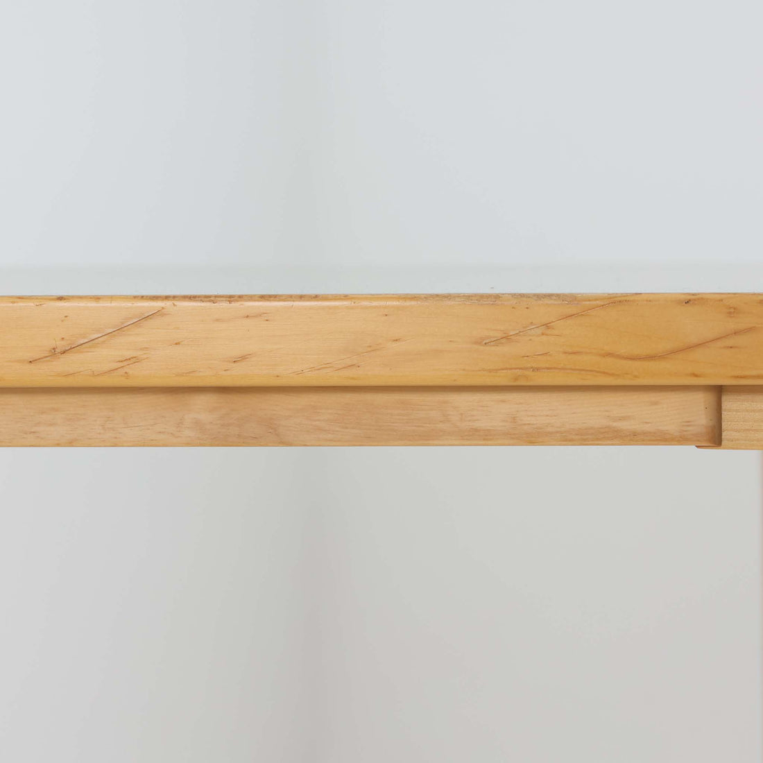 Alvar AaltoがデザインしArtek社より製造されたこちらのダイニングテーブルは、天板に落ち着いたグレートーンのリノリウム、脚部に美しい木肌のバーチ材を用いた北欧モダンデザインの名作で、L字型に曲げられた脚部がアアルトらしい柔らかな造形美を感じさせます。幅120cmの使い勝手のよいサイズ感で、ダイニングやワークスペースにもしっくりと馴染み、機能美と素材感のバランスに優れた一台です。