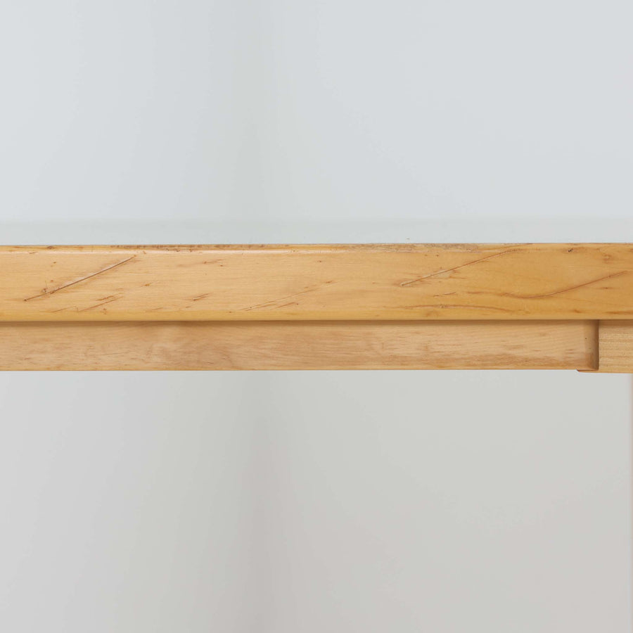 Alvar AaltoがデザインしArtek社より製造されたこちらのダイニングテーブルは、天板に落ち着いたグレートーンのリノリウム、脚部に美しい木肌のバーチ材を用いた北欧モダンデザインの名作で、L字型に曲げられた脚部がアアルトらしい柔らかな造形美を感じさせます。幅120cmの使い勝手のよいサイズ感で、ダイニングやワークスペースにもしっくりと馴染み、機能美と素材感のバランスに優れた一台です。
