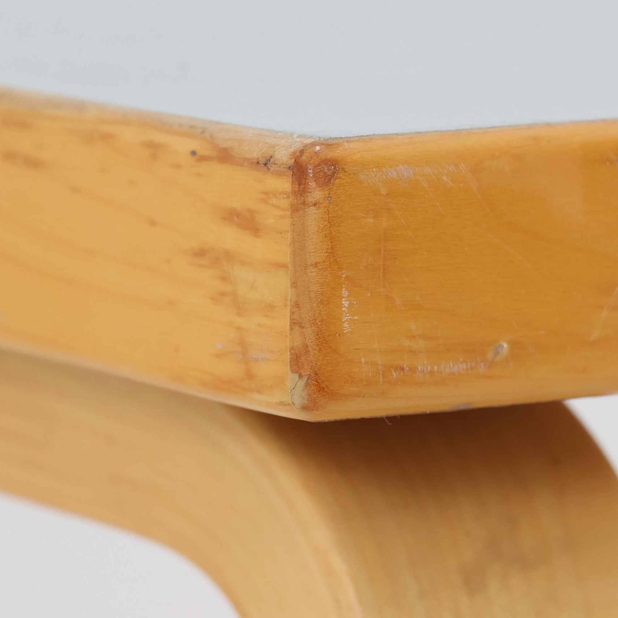 Alvar AaltoがデザインしArtek社より製造されたこちらのダイニングテーブルは、天板に落ち着いたグレートーンのリノリウム、脚部に美しい木肌のバーチ材を用いた北欧モダンデザインの名作で、L字型に曲げられた脚部がアアルトらしい柔らかな造形美を感じさせます。幅120cmの使い勝手のよいサイズ感で、ダイニングやワークスペースにもしっくりと馴染み、天板裏面には脚の付け替え跡が見られ、アアルト製品が多く採用されていたデンマークの公共施設で丁寧に使用されていた個体です。機能美と素材感のバランスに優れた一台です。