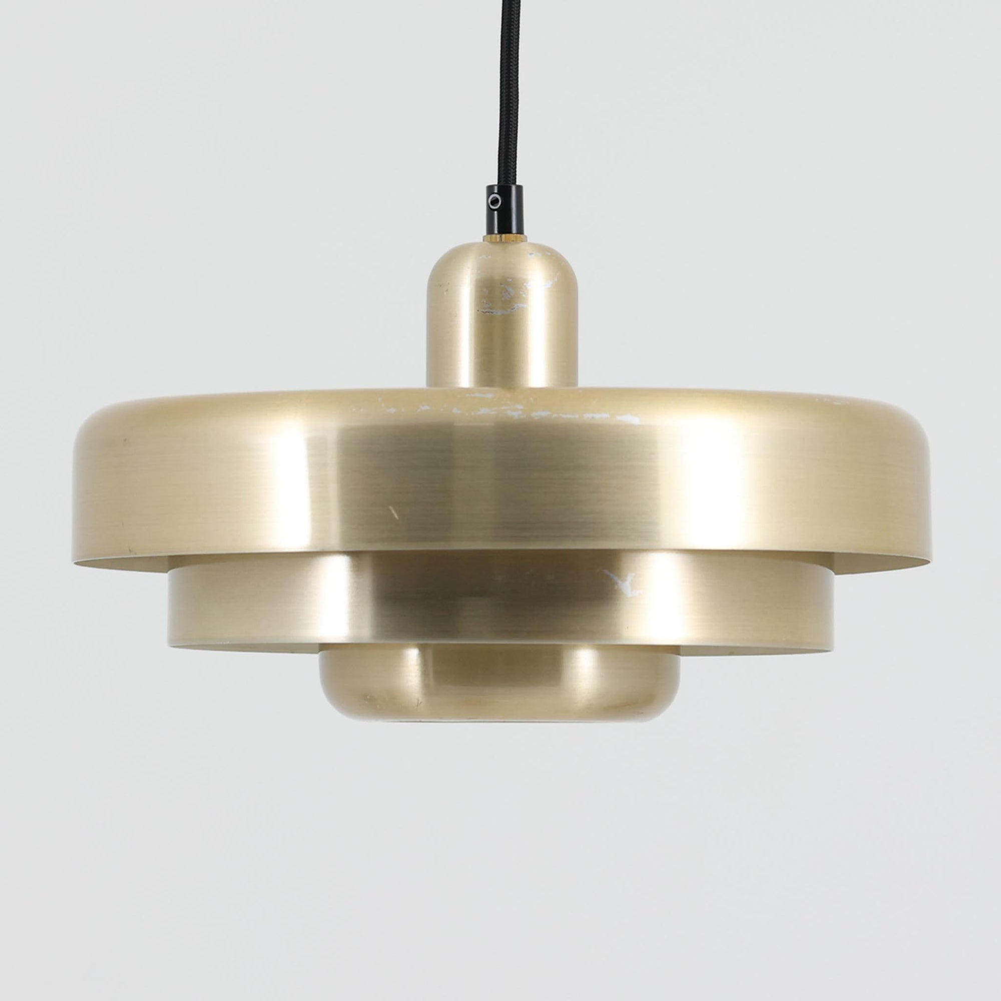 Vitrika社製のペンダントライト「Gogo」です。直径30cmのサイズで、アルミ素材のシェードを段階的に重ねたデザインが特徴的です。光源を巧みに覆い隠しながらも、上下に柔らかく光を広げる構造により、落ち着いた雰囲気を演出します。真鍮のようなゴールド調の質感が高級感を加え、ビンテージならではの風合いと存在感を楽しめます。コンパクトながらも印象的なデザインで、ダイニングや玄関、書斎など多様なシーンに適した照明です。