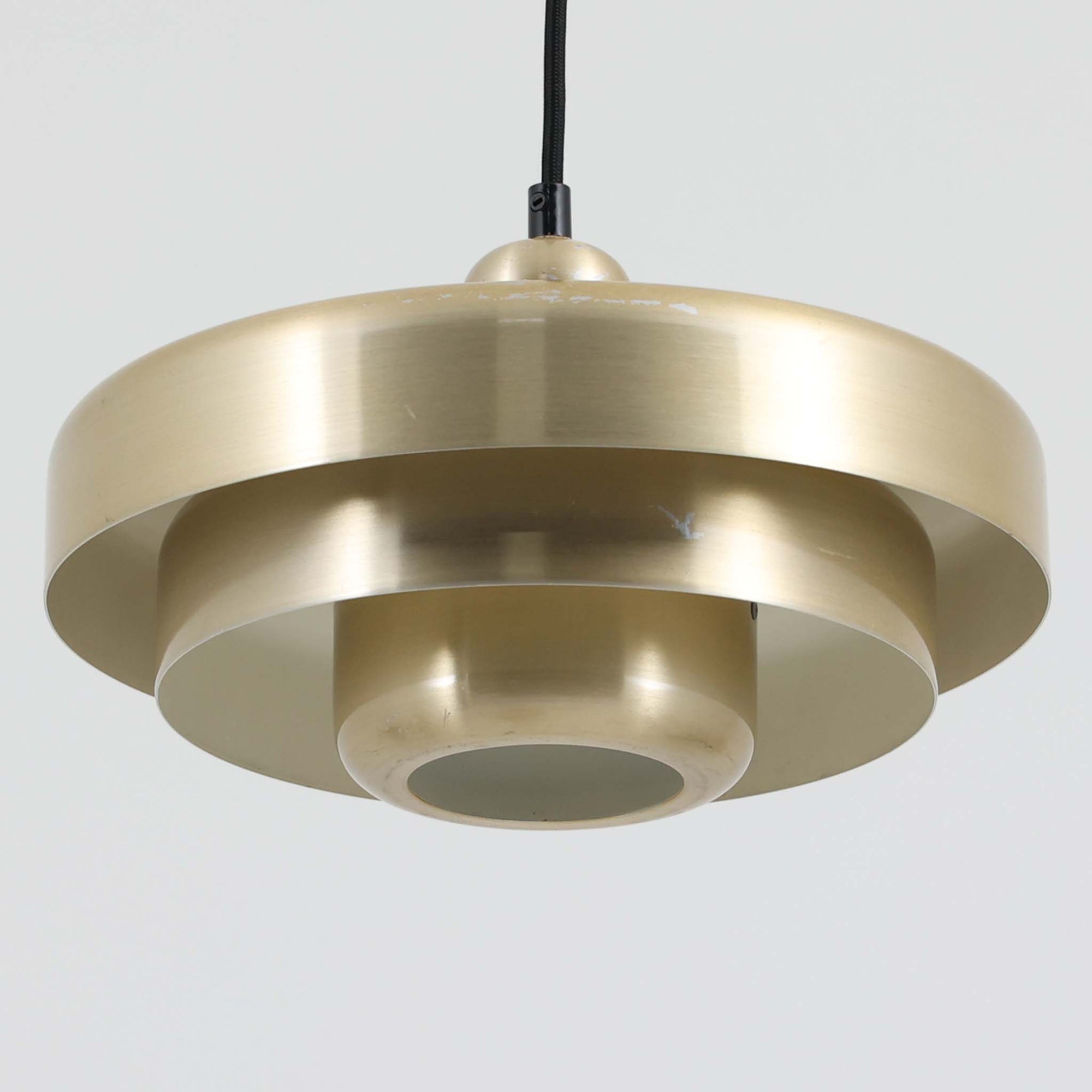 Vitrika社製のペンダントライト「Gogo」です。直径30cmのサイズで、アルミ素材のシェードを段階的に重ねたデザインが特徴的です。光源を巧みに覆い隠しながらも、上下に柔らかく光を広げる構造により、落ち着いた雰囲気を演出します。真鍮のようなゴールド調の質感が高級感を加え、ビンテージならではの風合いと存在感を楽しめます。コンパクトながらも印象的なデザインで、ダイニングや玄関、書斎など多様なシーンに適した照明です。