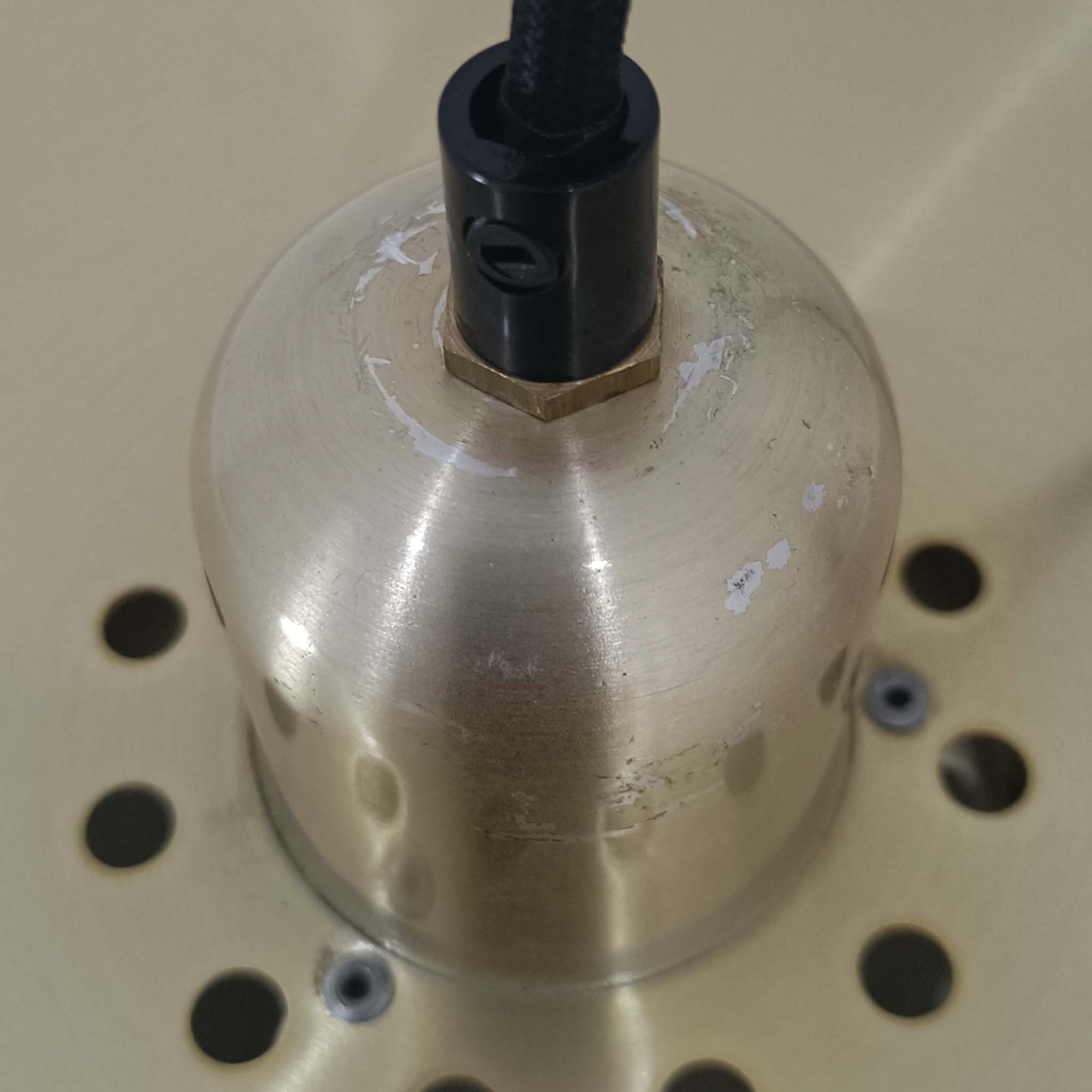 Vitrika社製のペンダントライト「Gogo」です。直径30cmのサイズで、アルミ素材のシェードを段階的に重ねたデザインが特徴的です。光源を巧みに覆い隠しながらも、上下に柔らかく光を広げる構造により、落ち着いた雰囲気を演出します。真鍮のようなゴールド調の質感が高級感を加え、ビンテージならではの風合いと存在感を楽しめます。コンパクトながらも印象的なデザインで、ダイニングや玄関、書斎など多様なシーンに適した照明です。