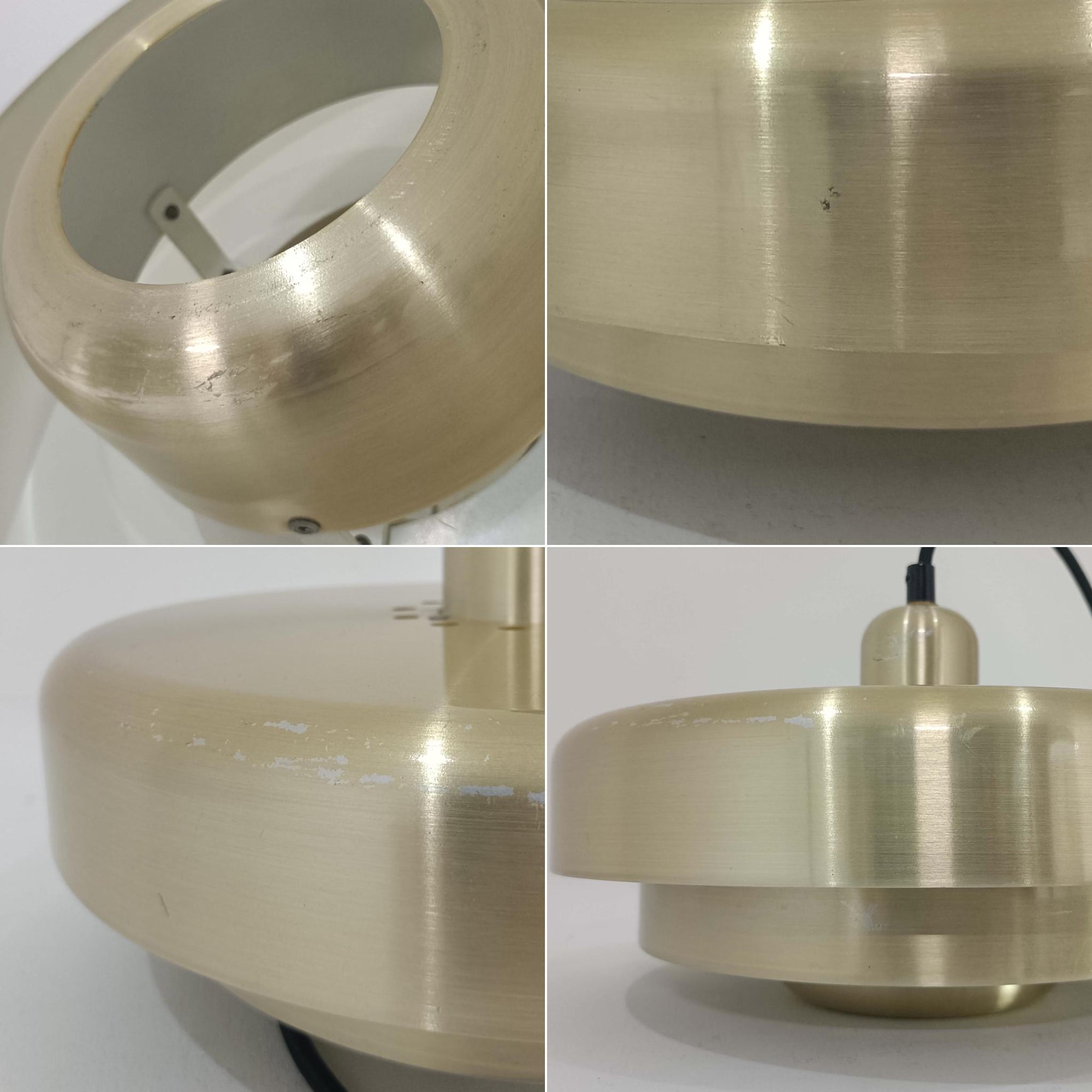 Vitrika社製のペンダントライト「Gogo」です。直径30cmのサイズで、アルミ素材のシェードを段階的に重ねたデザインが特徴的です。光源を巧みに覆い隠しながらも、上下に柔らかく光を広げる構造により、落ち着いた雰囲気を演出します。真鍮のようなゴールド調の質感が高級感を加え、ビンテージならではの風合いと存在感を楽しめます。コンパクトながらも印象的なデザインで、ダイニングや玄関、書斎など多様なシーンに適した照明です。