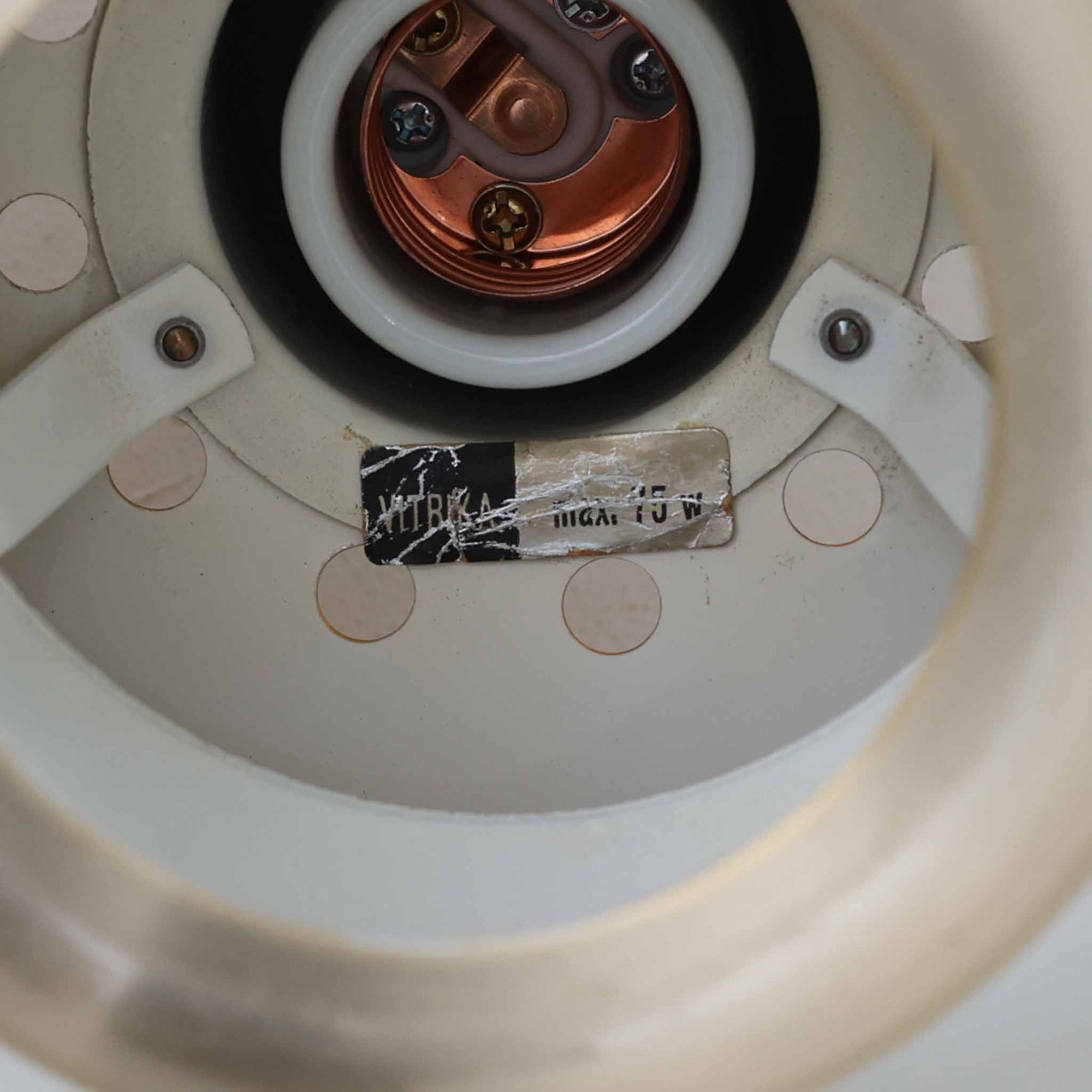 Vitrika社製のペンダントライト「Gogo」です。直径30cmのサイズで、アルミ素材のシェードを段階的に重ねたデザインが特徴的です。光源を巧みに覆い隠しながらも、上下に柔らかく光を広げる構造により、落ち着いた雰囲気を演出します。真鍮のようなゴールド調の質感が高級感を加え、ビンテージならではの風合いと存在感を楽しめます。コンパクトながらも印象的なデザインで、ダイニングや玄関、書斎など多様なシーンに適した照明です。