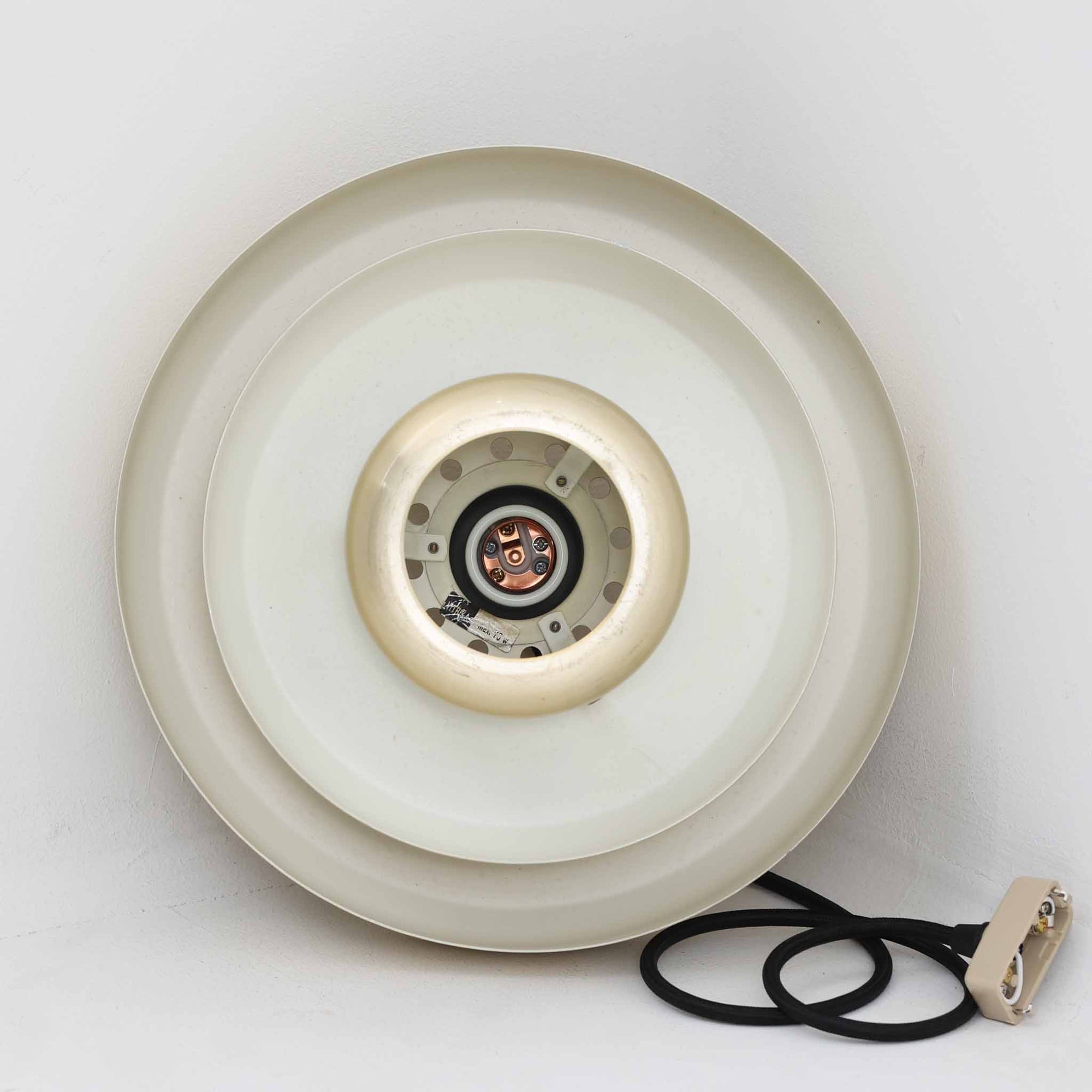 Vitrika社製のペンダントライト「Gogo」です。直径30cmのサイズで、アルミ素材のシェードを段階的に重ねたデザインが特徴的です。光源を巧みに覆い隠しながらも、上下に柔らかく光を広げる構造により、落ち着いた雰囲気を演出します。真鍮のようなゴールド調の質感が高級感を加え、ビンテージならではの風合いと存在感を楽しめます。コンパクトながらも印象的なデザインで、ダイニングや玄関、書斎など多様なシーンに適した照明です。