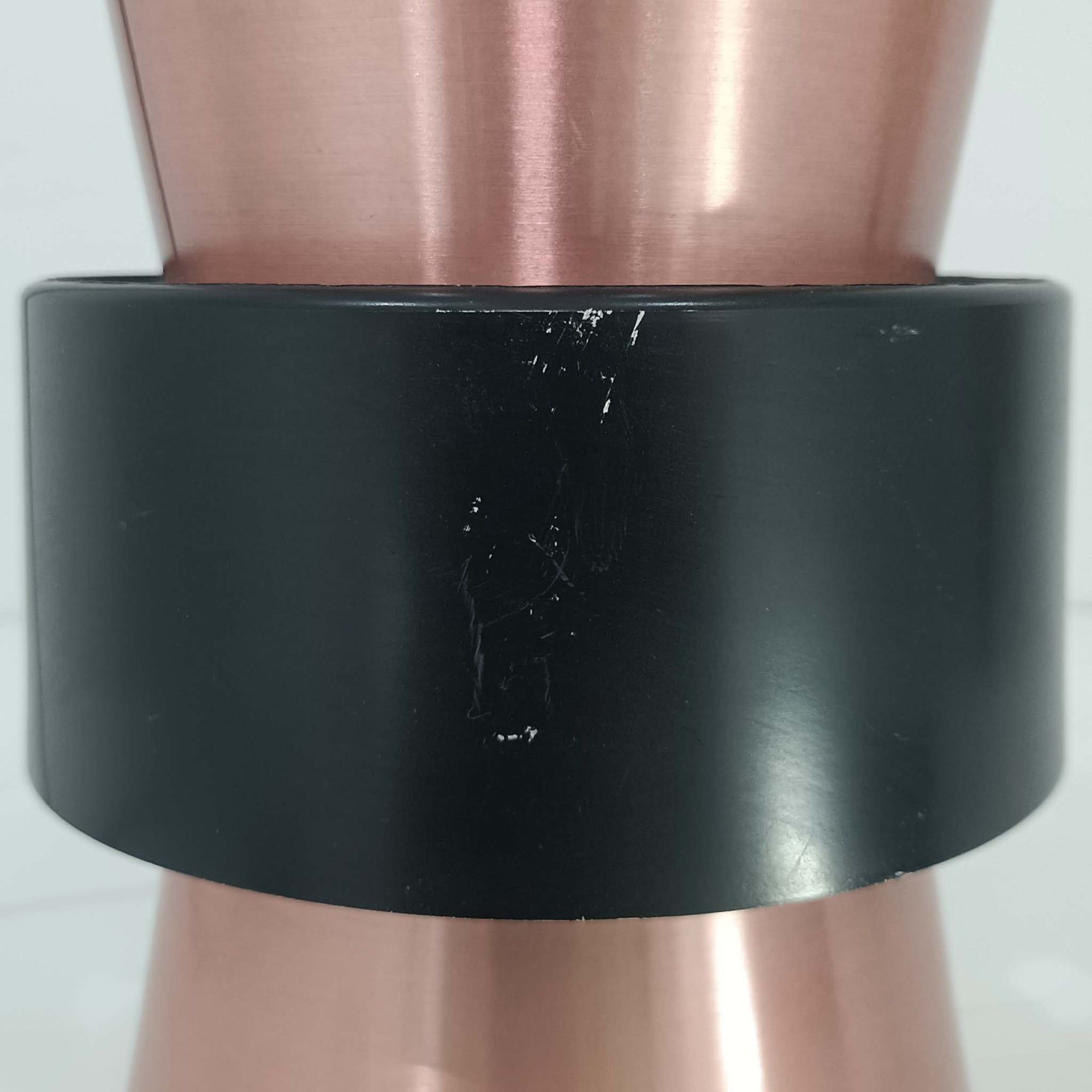 Jo HammerborgがFog &amp; Morup社のためにデザインした直径14cmの小ぶりなペンダントライトです。アルミ製のシェードは上下に広がる砂時計のようなフォルムに、中央のブラックバンドがアクセントとなったモダンなデザイン。点灯時には光が上下にやわらかく広がり、陰影の美しい表情を見せます。コンパクトサイズのためダイニングで複数吊り下げての使用や、玄関・書斎のポイントライトとしても活躍。北欧ビンテージ照明ならではの洗練された存在感を放ちます。