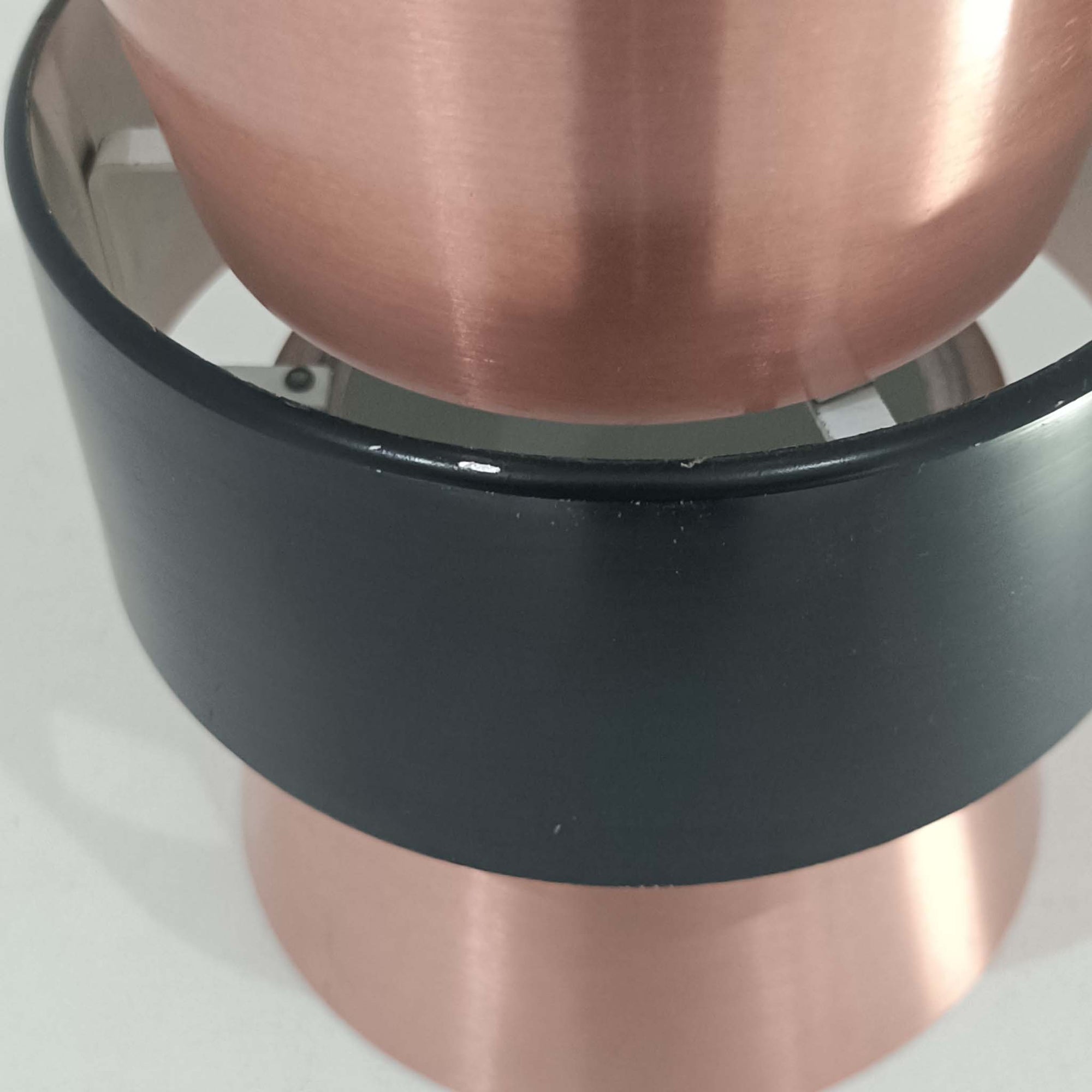 Jo HammerborgがFog &amp; Morup社のためにデザインした直径14cmの小ぶりなペンダントライトです。アルミ製のシェードは上下に広がる砂時計のようなフォルムに、中央のブラックバンドがアクセントとなったモダンなデザイン。点灯時には光が上下にやわらかく広がり、陰影の美しい表情を見せます。コンパクトサイズのためダイニングで複数吊り下げての使用や、玄関・書斎のポイントライトとしても活躍。北欧ビンテージ照明ならではの洗練された存在感を放ちます。