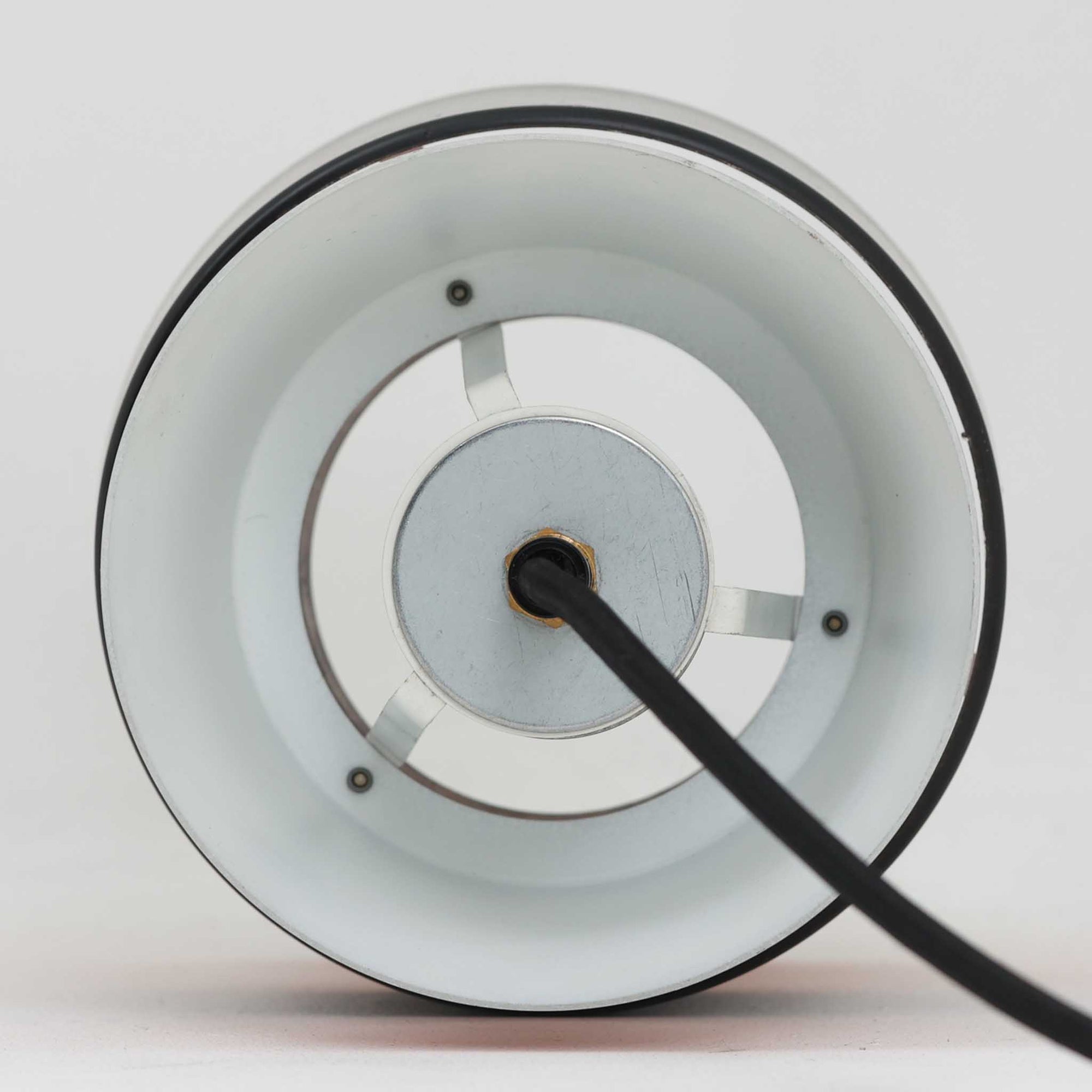 Jo HammerborgがFog &amp; Morup社のためにデザインした直径14cmの小ぶりなペンダントライトです。アルミ製のシェードは上下に広がる砂時計のようなフォルムに、中央のブラックバンドがアクセントとなったモダンなデザイン。点灯時には光が上下にやわらかく広がり、陰影の美しい表情を見せます。コンパクトサイズのためダイニングで複数吊り下げての使用や、玄関・書斎のポイントライトとしても活躍。北欧ビンテージ照明ならではの洗練された存在感を放ちます。