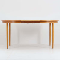 デンマークの老舗家具メーカー、Farstrup Mobler（ファストラップ・モブラー）による円形エクステンションダイニングテーブルです。オーク材の優しい色合いと美しい木目が際立ち、北欧家具らしい明るく軽やかな雰囲気を演出します。円形の天板は互いの距離が自然と近づき、家族や友人との会話が弾む柔らかな空間を生み出します。中央の拡張板を取り付けることで人数や用途に応じてサイズ調整が可能で、普段使いにも来客時にも活躍。テーパー脚のバランスが美しく、シンプルながらも洗練されたデザインが魅力です。温もりある素材感と丁寧な仕上げが、日常の食卓を心地よい時間へと導いてくれます。