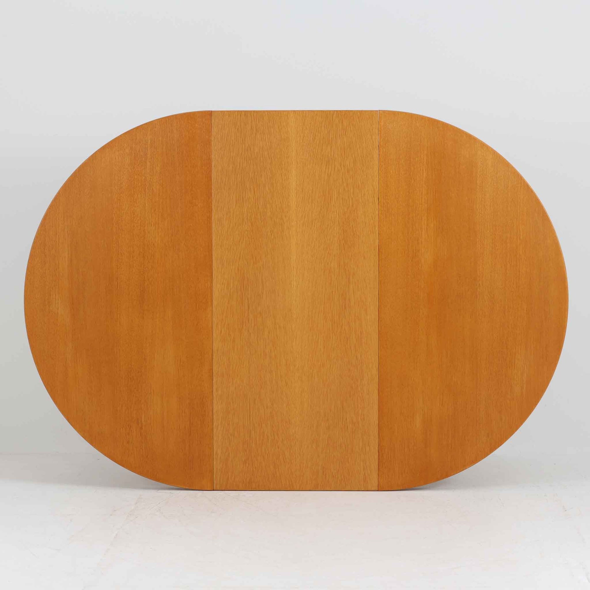 デンマークの老舗家具メーカー、Farstrup Mobler（ファストラップ・モブラー）による円形エクステンションダイニングテーブルです。オーク材の優しい色合いと美しい木目が際立ち、北欧家具らしい明るく軽やかな雰囲気を演出します。円形の天板は互いの距離が自然と近づき、家族や友人との会話が弾む柔らかな空間を生み出します。中央の拡張板を取り付けることで人数や用途に応じてサイズ調整が可能で、普段使いにも来客時にも活躍。テーパー脚のバランスが美しく、シンプルながらも洗練されたデザインが魅力です。温もりある素材感と丁寧な仕上げが、日常の食卓を心地よい時間へと導いてくれます。