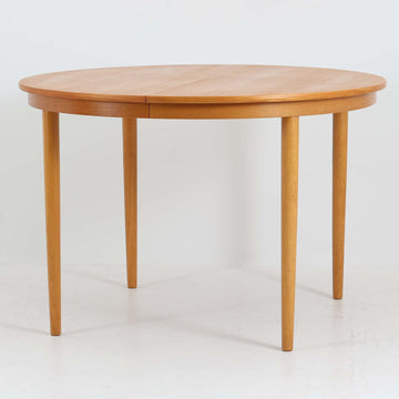 デンマークの老舗家具メーカー、Farstrup Mobler（ファストラップ・モブラー）による円形エクステンションダイニングテーブルです。オーク材の優しい色合いと美しい木目が際立ち、北欧家具らしい明るく軽やかな雰囲気を演出します。円形の天板は互いの距離が自然と近づき、家族や友人との会話が弾む柔らかな空間を生み出します。中央の拡張板を取り付けることで人数や用途に応じてサイズ調整が可能で、普段使いにも来客時にも活躍。テーパー脚のバランスが美しく、シンプルながらも洗練されたデザインが魅力です。温もりある素材感と丁寧な仕上げが、日常の食卓を心地よい時間へと導いてくれます。