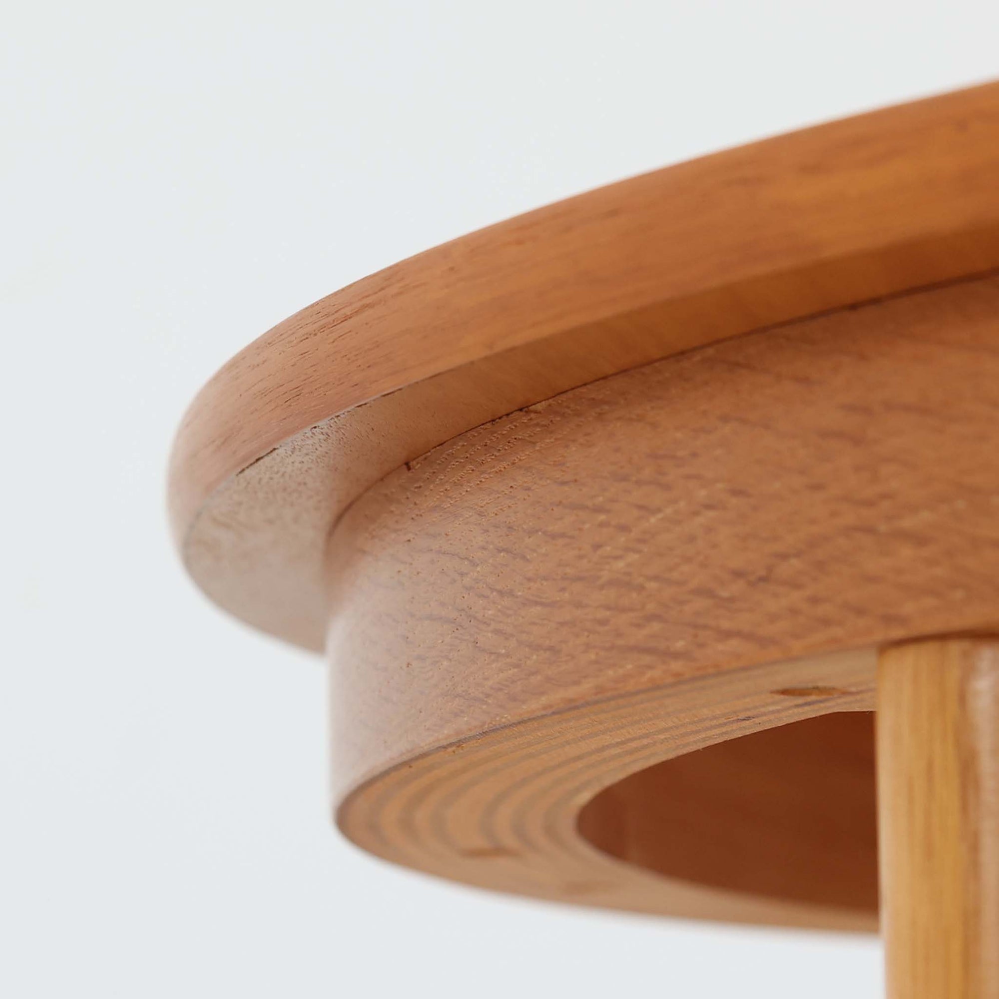 デンマークの老舗家具メーカー、Farstrup Mobler（ファストラップ・モブラー）による円形エクステンションダイニングテーブルです。オーク材の優しい色合いと美しい木目が際立ち、北欧家具らしい明るく軽やかな雰囲気を演出します。円形の天板は互いの距離が自然と近づき、家族や友人との会話が弾む柔らかな空間を生み出します。中央の拡張板を取り付けることで人数や用途に応じてサイズ調整が可能で、普段使いにも来客時にも活躍。テーパー脚のバランスが美しく、シンプルながらも洗練されたデザインが魅力です。温もりある素材感と丁寧な仕上げが、日常の食卓を心地よい時間へと導いてくれます。