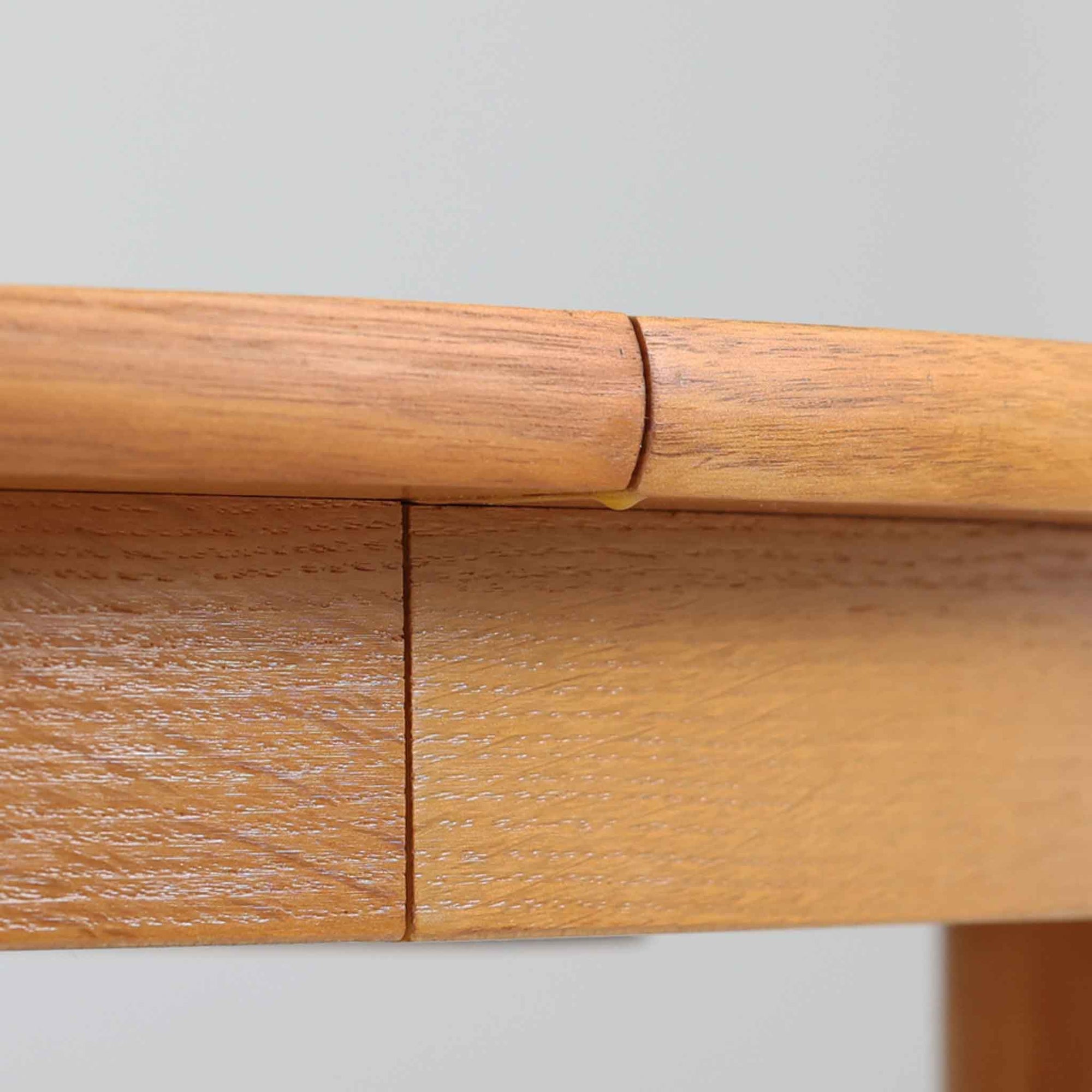 デンマークの老舗家具メーカー、Farstrup Mobler（ファストラップ・モブラー）による円形エクステンションダイニングテーブルです。オーク材の優しい色合いと美しい木目が際立ち、北欧家具らしい明るく軽やかな雰囲気を演出します。円形の天板は互いの距離が自然と近づき、家族や友人との会話が弾む柔らかな空間を生み出します。中央の拡張板を取り付けることで人数や用途に応じてサイズ調整が可能で、普段使いにも来客時にも活躍。テーパー脚のバランスが美しく、シンプルながらも洗練されたデザインが魅力です。温もりある素材感と丁寧な仕上げが、日常の食卓を心地よい時間へと導いてくれます。