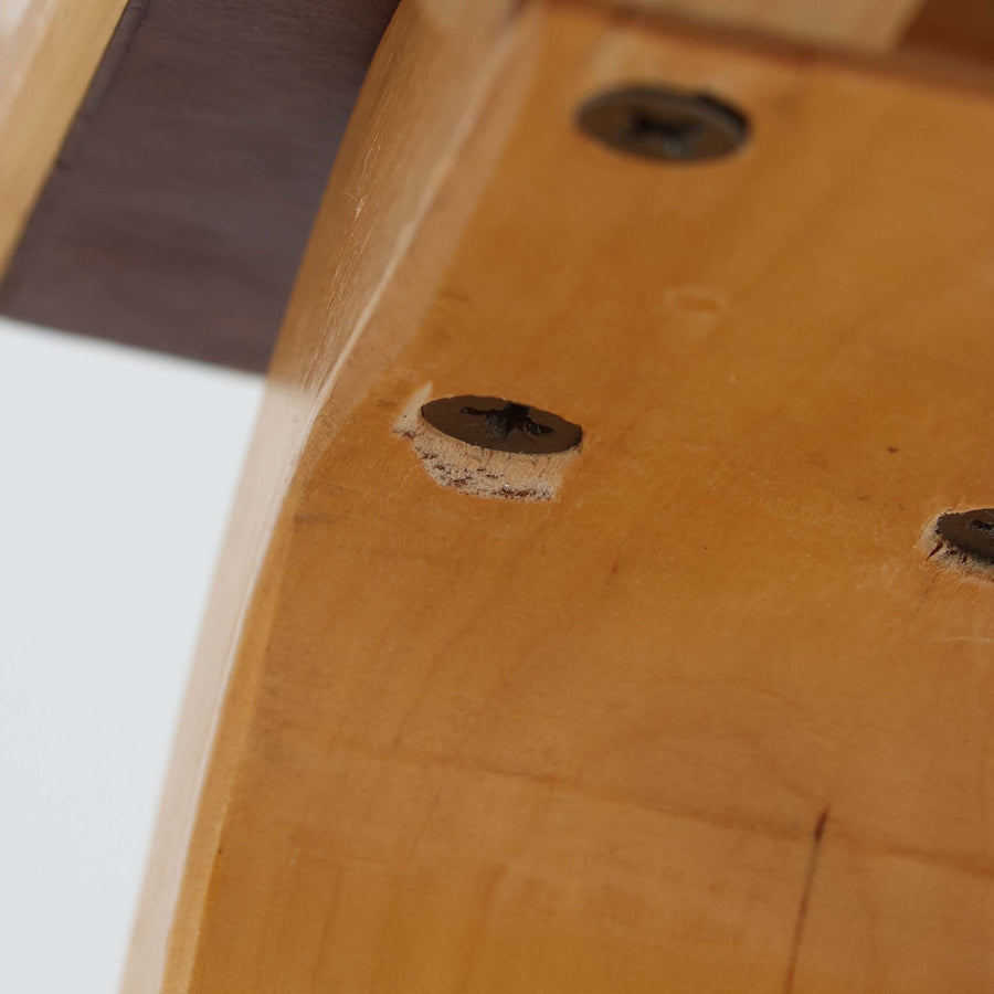 Alvar AaltoがデザインしArtek社より製造されたこちらのダイニングテーブルは、フィンランドモダニズムを象徴する一本。バーチ材の脚部に柔らかくカーブを描くLレッグ構造が取り入れられ、軽やかでありながらも高い強度を実現しています。天板は実用性に優れたホワイトラミネート仕上げで、幅150cmのゆとりあるサイズは家族での食卓やワークスペースにも最適です。機能美と普遍的な美しさを兼ね備えた、北欧ビンテージらしい逸品です。