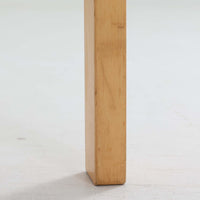 Alvar AaltoがデザインしArtek社より製造されたこちらのダイニングテーブルは、フィンランドモダニズムを象徴する一本。バーチ材の脚部に柔らかくカーブを描くLレッグ構造が取り入れられ、軽やかでありながらも高い強度を実現しています。天板は実用性に優れたホワイトラミネート仕上げで、幅150cmのゆとりあるサイズは家族での食卓やワークスペースにも最適です。機能美と普遍的な美しさを兼ね備えた、北欧ビンテージらしい逸品です。