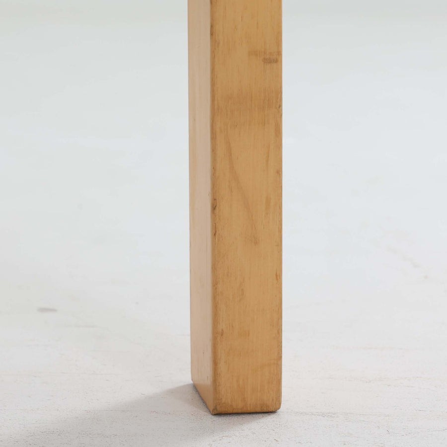 Alvar AaltoがデザインしArtek社より製造されたこちらのダイニングテーブルは、フィンランドモダニズムを象徴する一本。バーチ材の脚部に柔らかくカーブを描くLレッグ構造が取り入れられ、軽やかでありながらも高い強度を実現しています。天板は実用性に優れたホワイトラミネート仕上げで、幅150cmのゆとりあるサイズは家族での食卓やワークスペースにも最適です。機能美と普遍的な美しさを兼ね備えた、北欧ビンテージらしい逸品です。