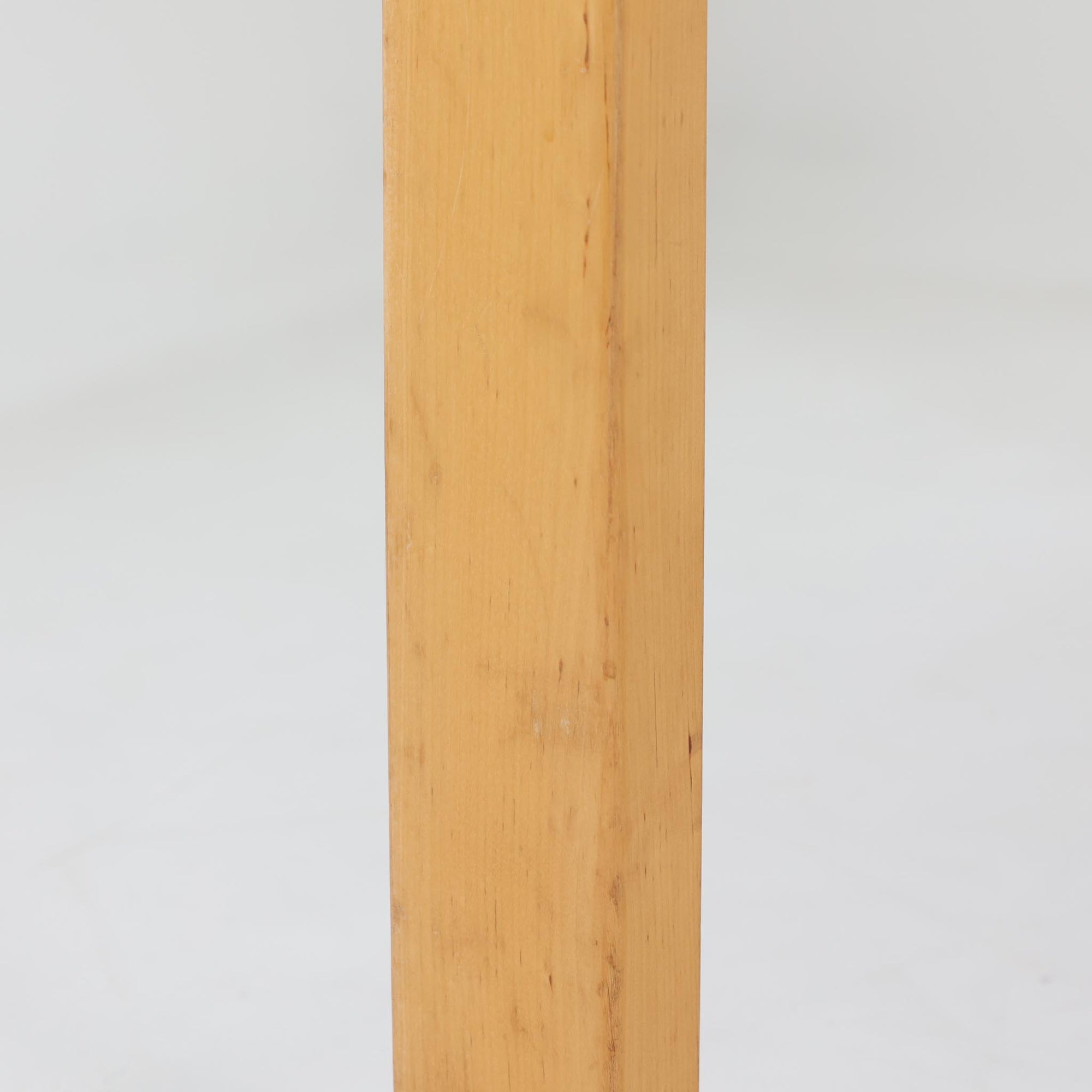 Alvar AaltoがデザインしArtek社より製造されたこちらのダイニングテーブルは、フィンランドモダニズムを象徴する一本。バーチ材の脚部に柔らかくカーブを描くLレッグ構造が取り入れられ、軽やかでありながらも高い強度を実現しています。天板は実用性に優れたホワイトラミネート仕上げで、幅150cmのゆとりあるサイズは家族での食卓やワークスペースにも最適です。幕板の一部に交換がありますが、アアルト製品が多く採用されていたデンマークの公共施設で丁寧に使用されていた個体です。