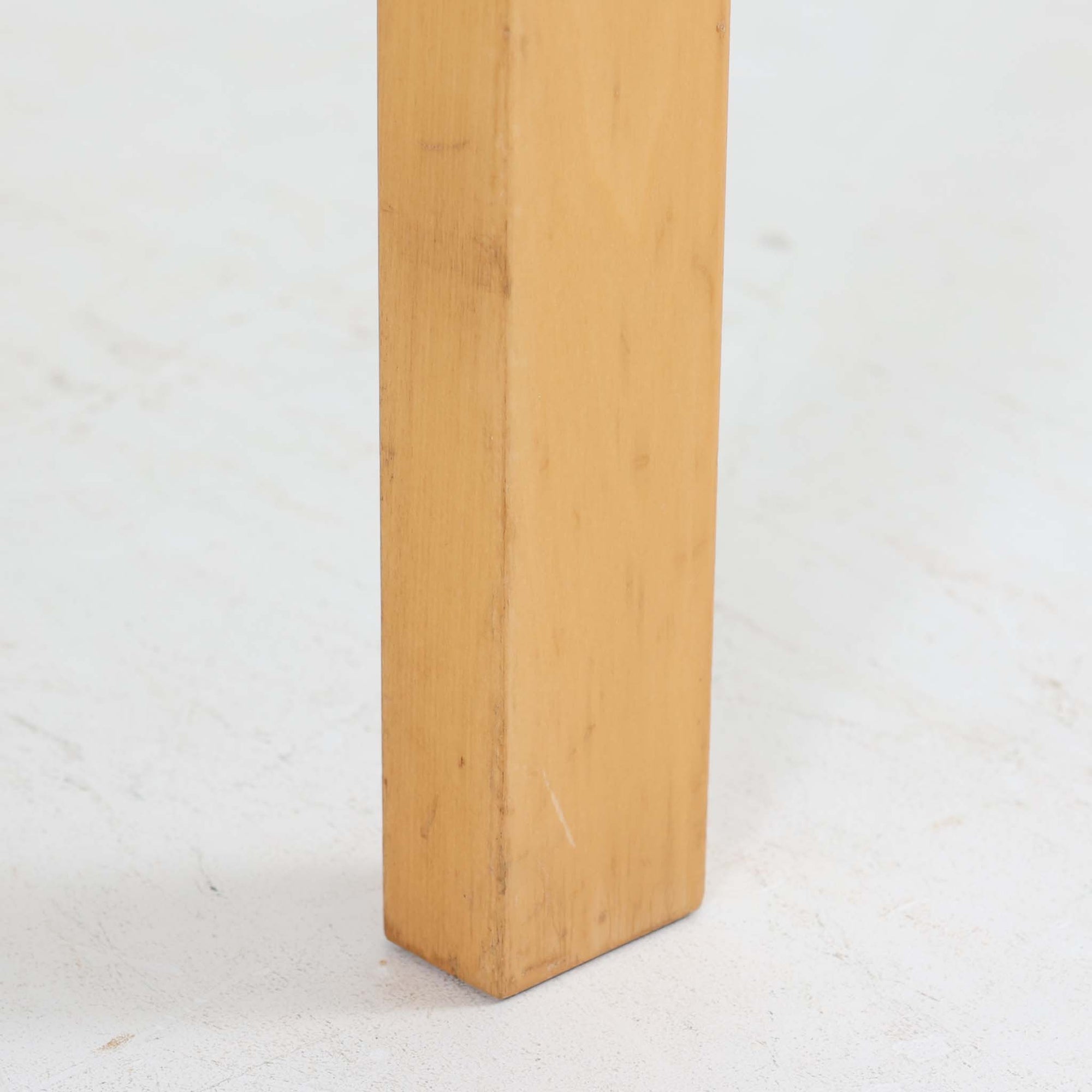 Alvar AaltoがデザインしArtek社より製造されたこちらのダイニングテーブルは、フィンランドモダニズムを象徴する一本。バーチ材の脚部に柔らかくカーブを描くLレッグ構造が取り入れられ、軽やかでありながらも高い強度を実現しています。天板は実用性に優れたホワイトラミネート仕上げで、幅150cmのゆとりあるサイズは家族での食卓やワークスペースにも最適です。幕板の一部に交換がありますが、アアルト製品が多く採用されていたデンマークの公共施設で丁寧に使用されていた個体です。