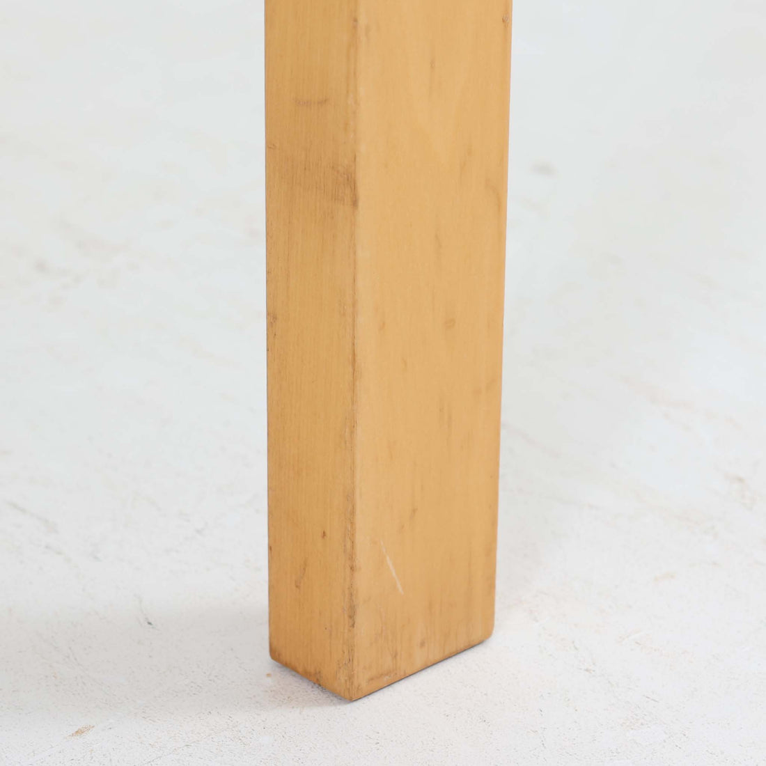 Alvar AaltoがデザインしArtek社より製造されたこちらのダイニングテーブルは、フィンランドモダニズムを象徴する一本。バーチ材の脚部に柔らかくカーブを描くLレッグ構造が取り入れられ、軽やかでありながらも高い強度を実現しています。天板は実用性に優れたホワイトラミネート仕上げで、幅150cmのゆとりあるサイズは家族での食卓やワークスペースにも最適です。機能美と普遍的な美しさを兼ね備えた、北欧ビンテージらしい逸品です。